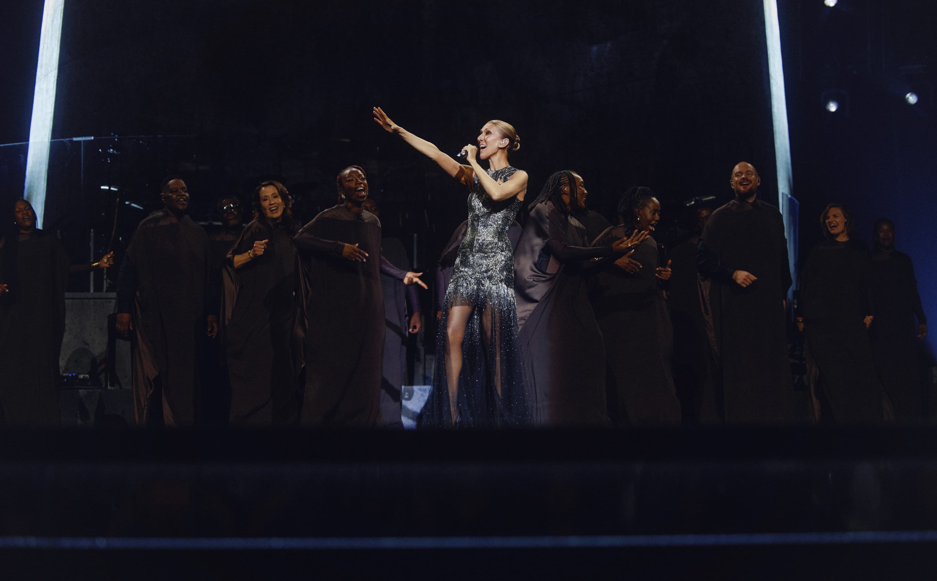 Celine Dion’dan altı yıl sonra sahneye dönüş: Paris’te 35 bin hayranıyla buluştu