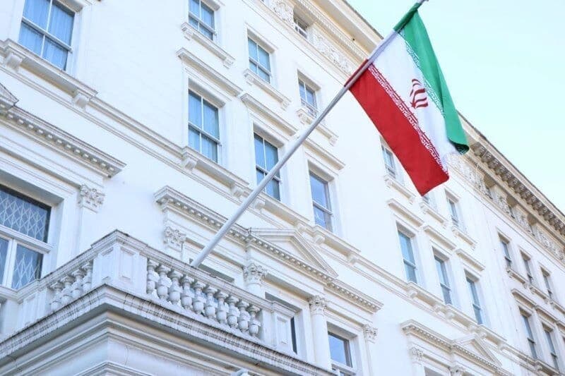 سوێد کارمەندێکی باڵیۆزخانەی ئێران دەردەکات و باڵیۆزەکەی بانگهێشت دەکات