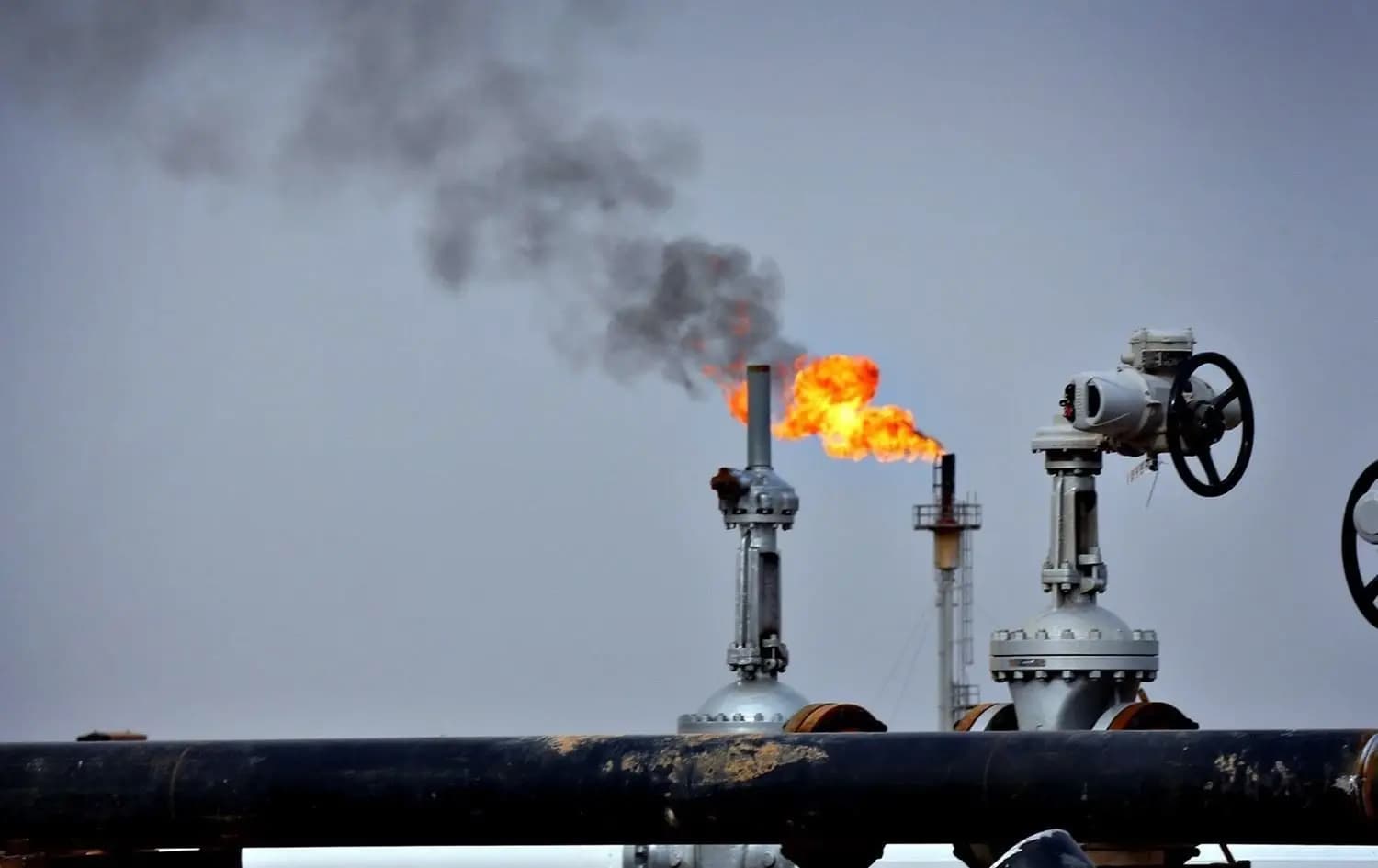 Petrol fiyatları üçüncü seansta da geriledi: 100 doların üzerinde