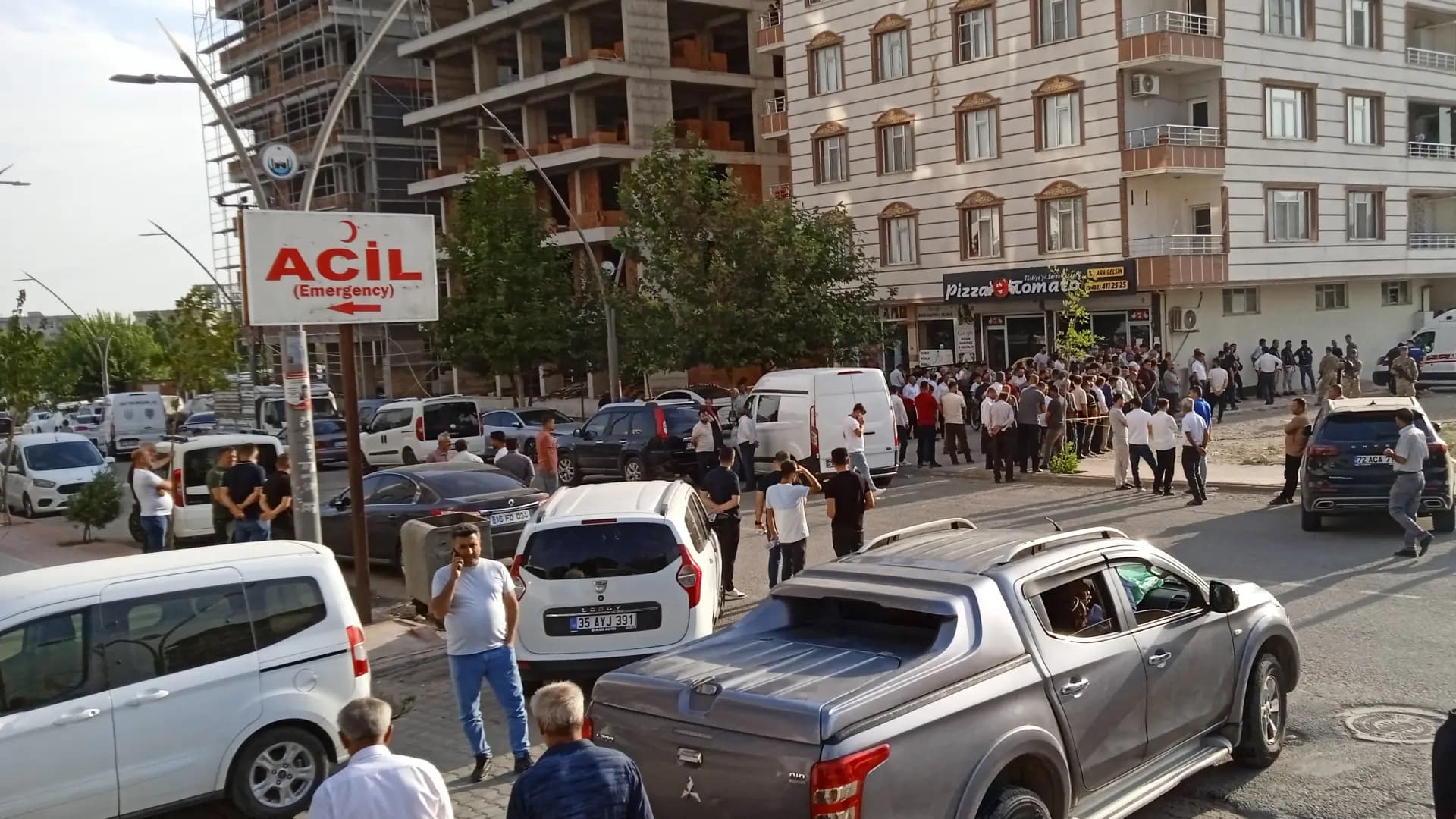 Li Êlihê bobelata malbatekê: Hevjîn û her du zarokên xwe kuştin û xwe daliqand