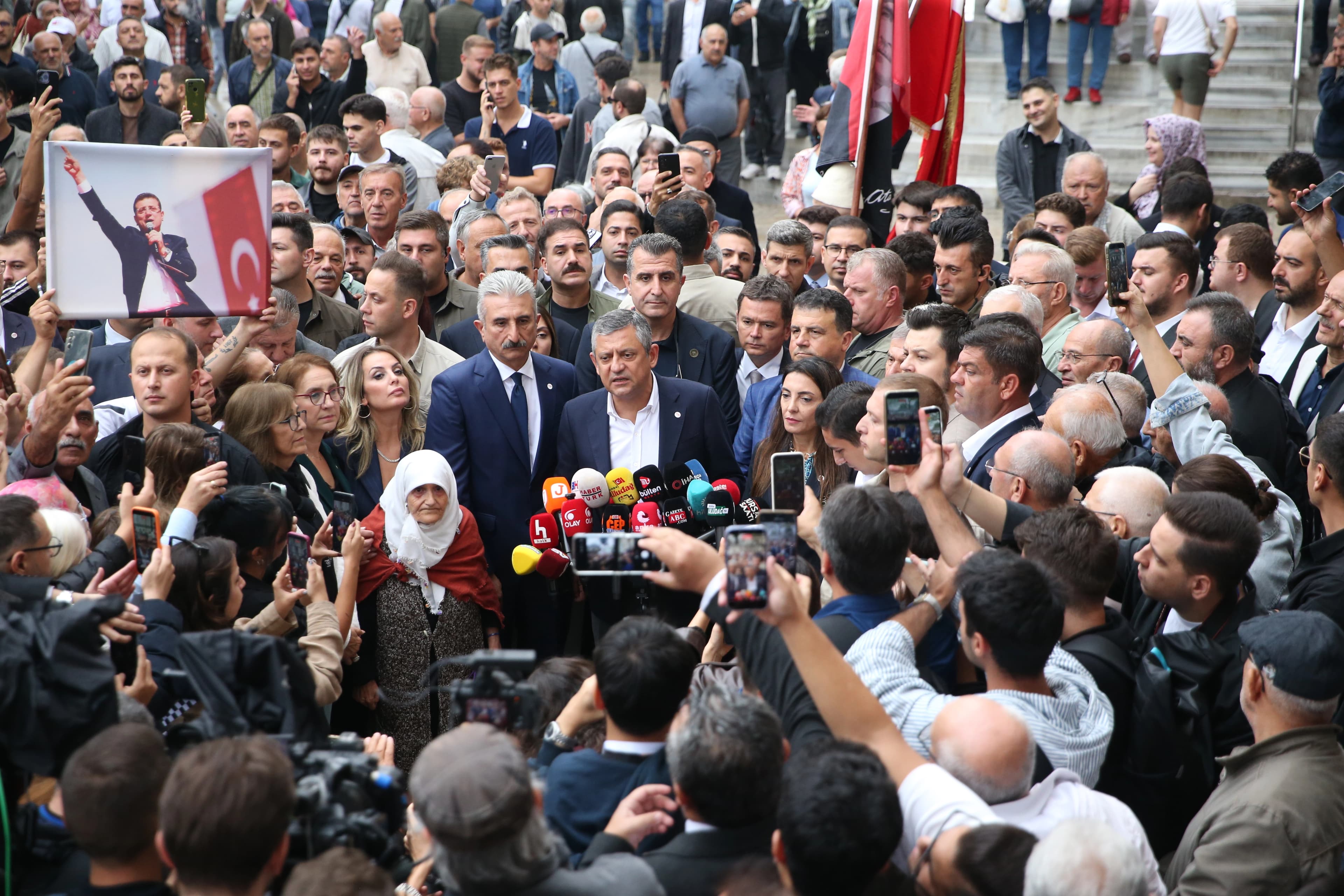 YENİ Parti'nin ismi değişecek mi? Özgür Özel yanıtladı