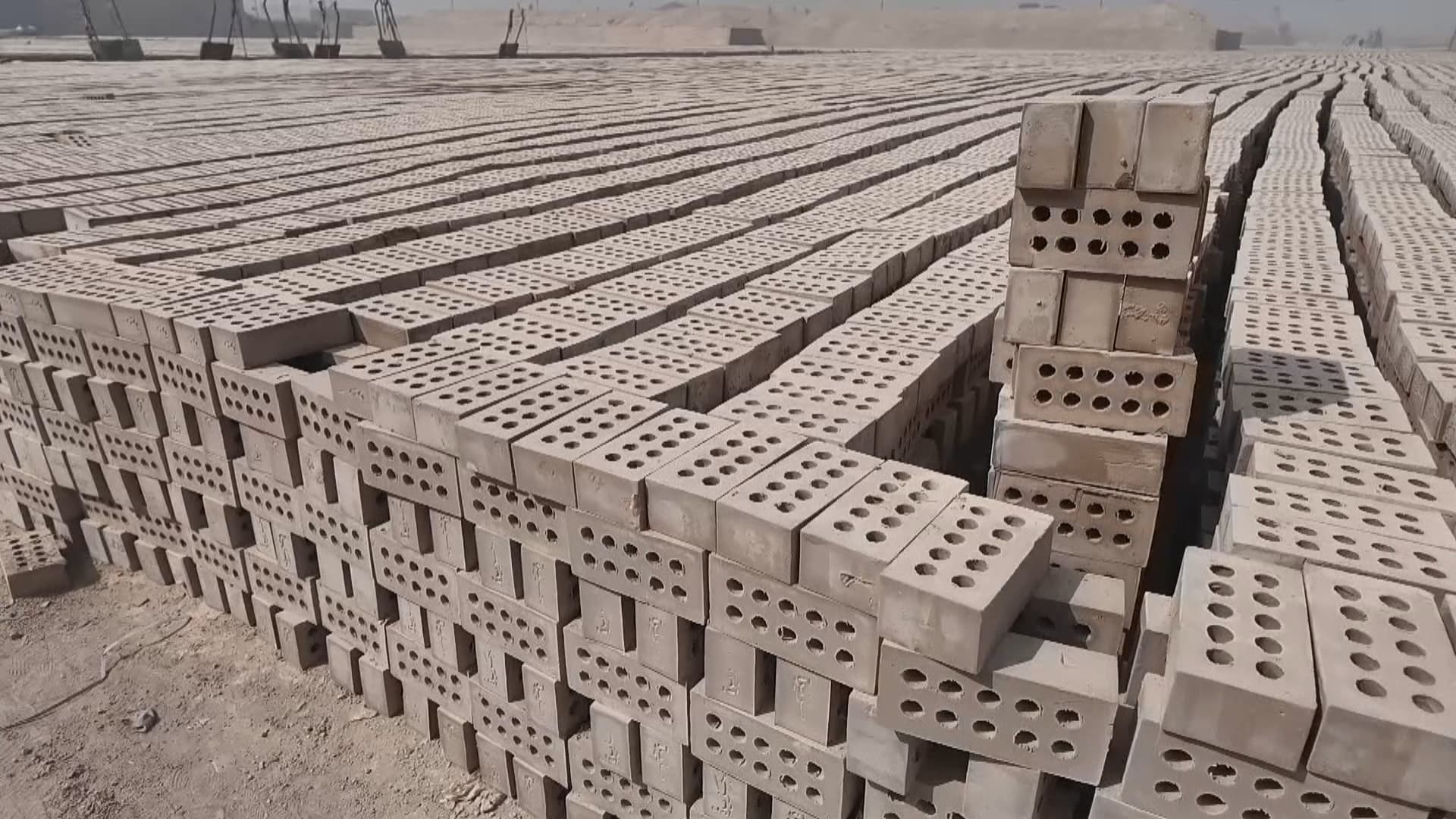 بەغدا.. بەرزبوونەوەی نرخی نەوتی رەش بووە هۆی داخستنی 700 کارگەی خشت