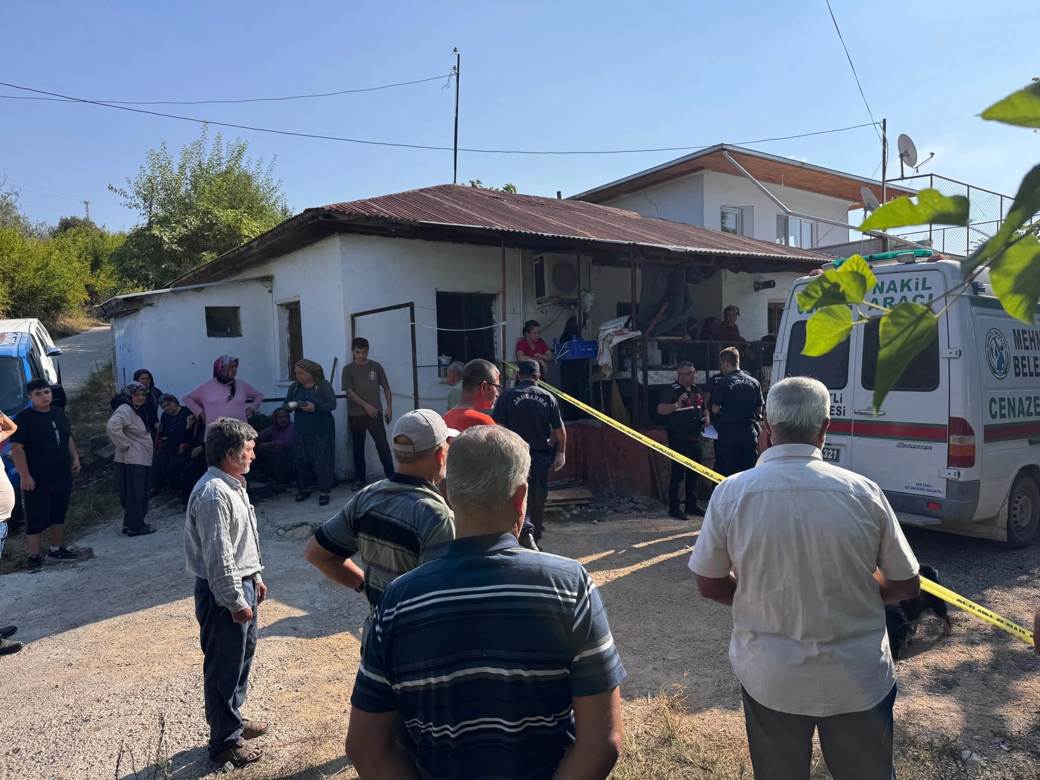Li Osmaniyeyê bavekî bi dasê êrişî malbata xwe kir: Kur mir, bûk û nevî birîndar in