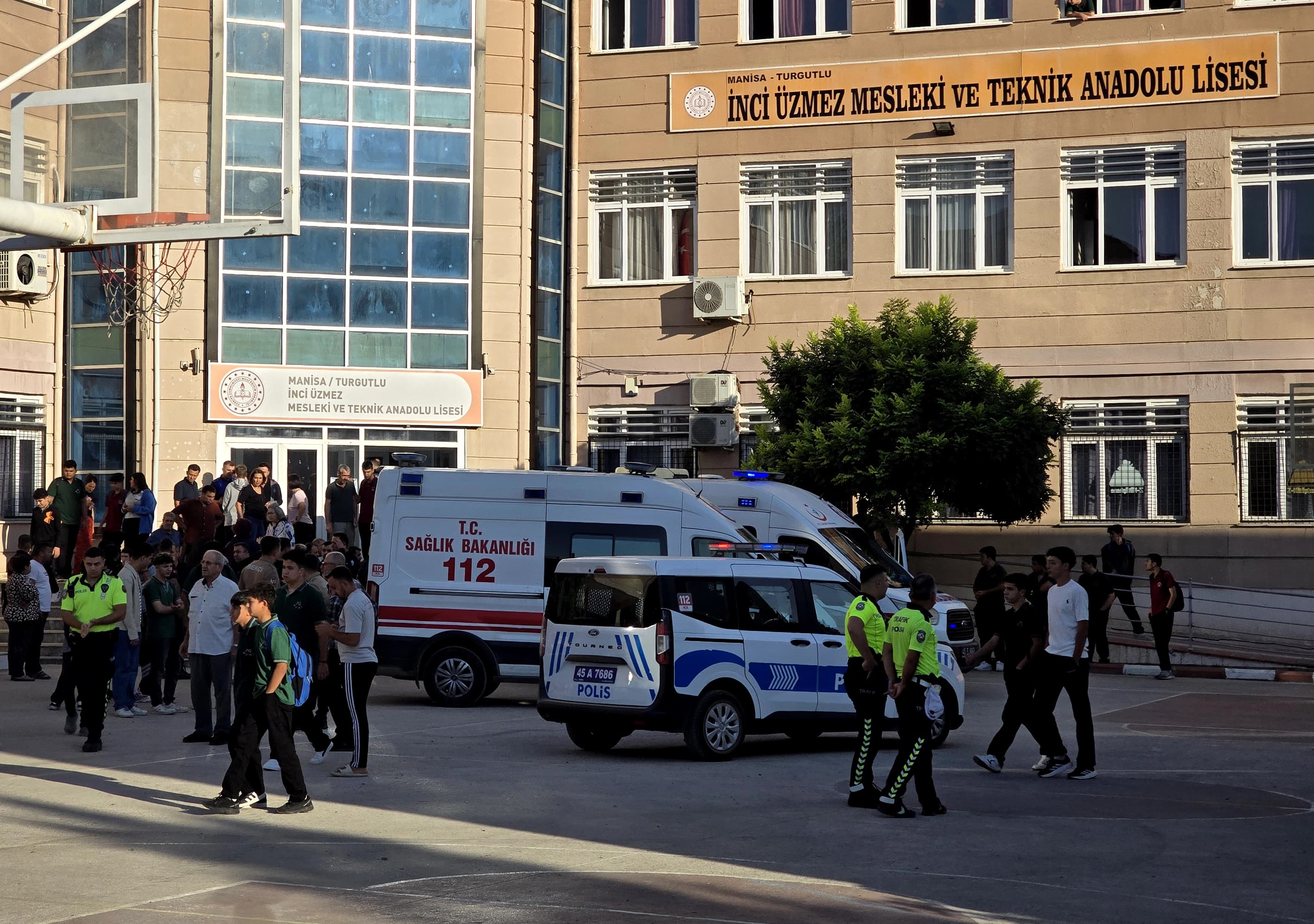 MANİSA’DA OKULA SALDIRI – 15 yaşındaki saldırganın anne, baba ve dedesi gözaltına alındı