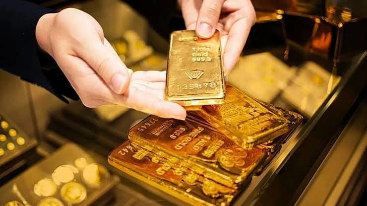 Altın fiyatları geriledi: Gözler faiz ve jeopolitik gelişmelerde