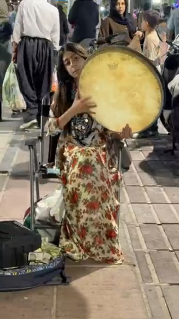 کچێکی سنەیی بە دەف ژەنین هاوکاری بۆ قوتابییان کۆدەکاتەوە