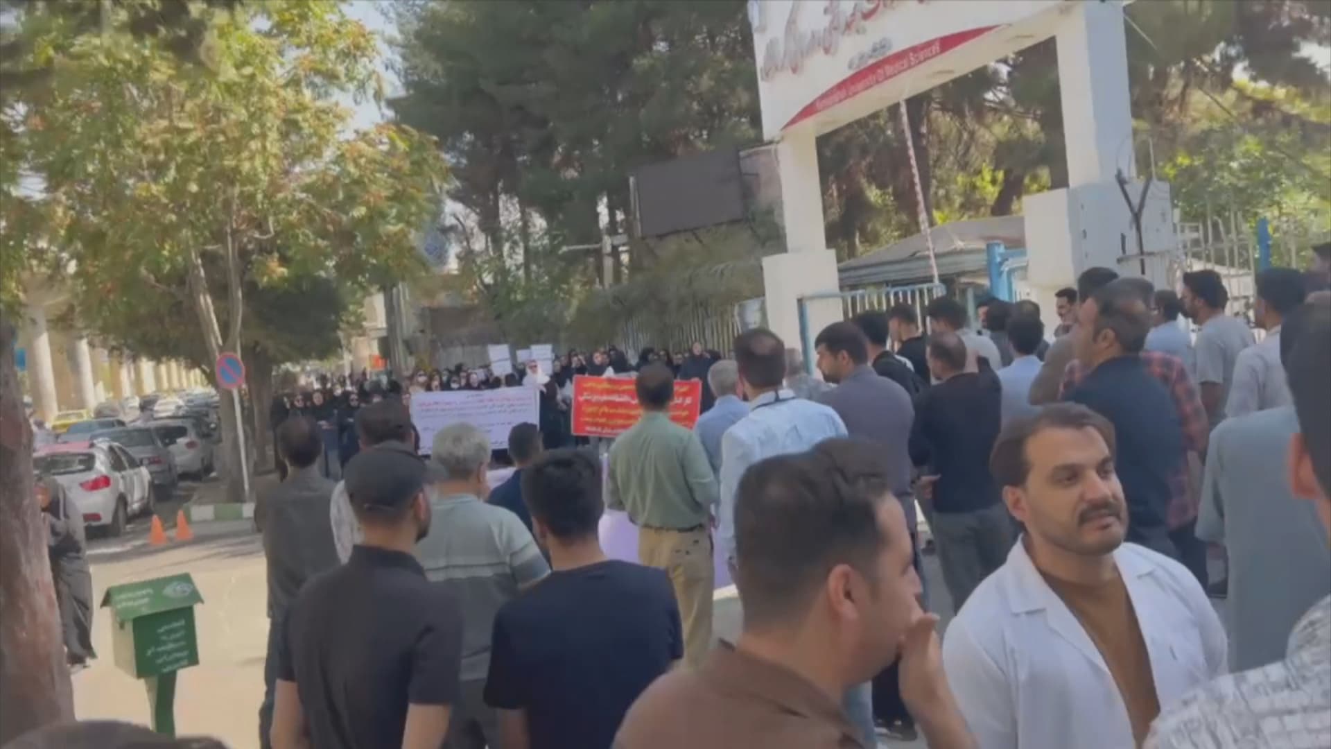 پەرستارانی کرماشان دژی کەمی مووچەکانیان گردبوونەوە
