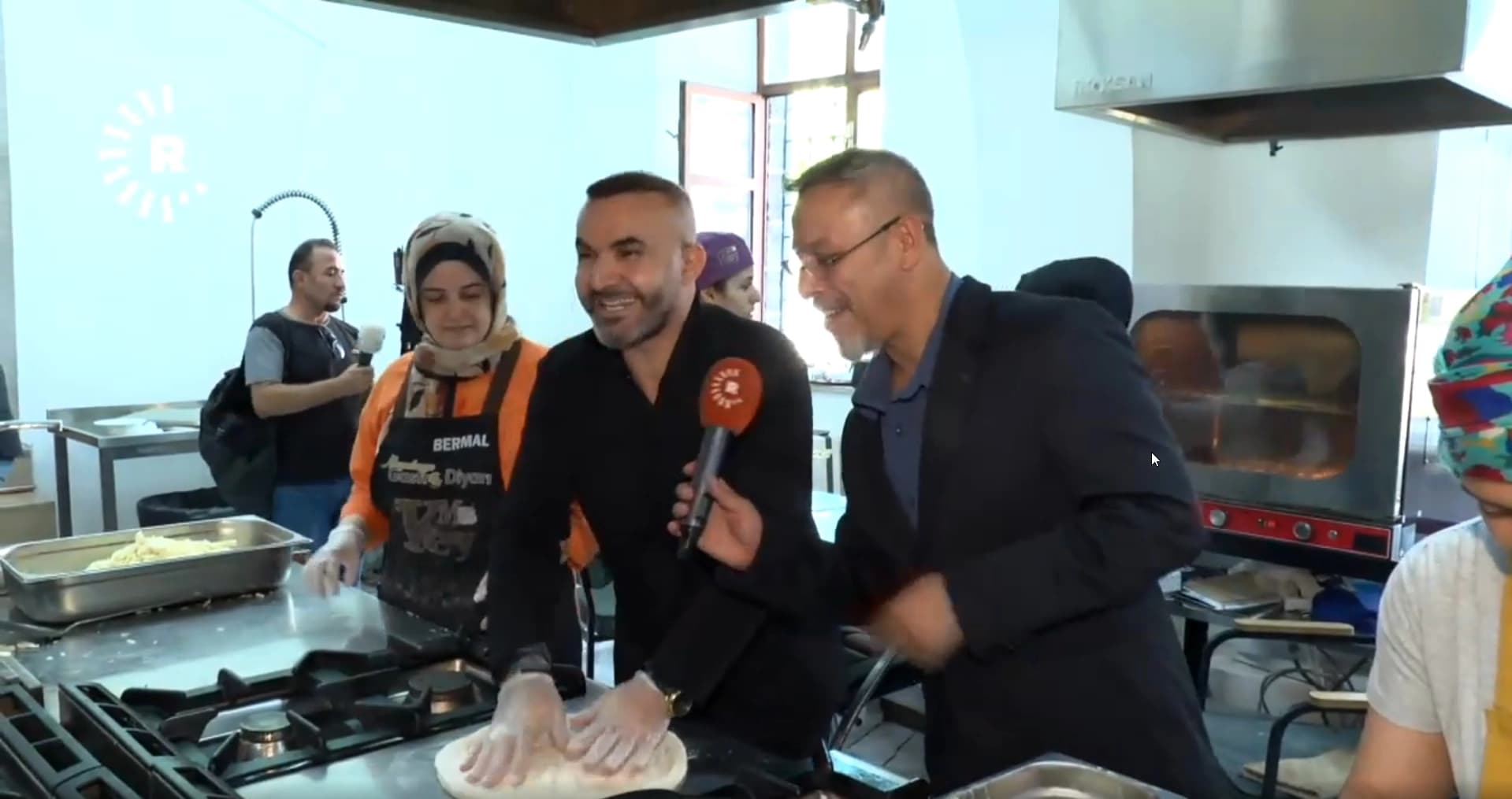DİYARBAKIR- Dünya şampiyonu Hakkı Akdeniz memleketinde: Yöresel otlarla ‘Kürt pizzası’ yaptı