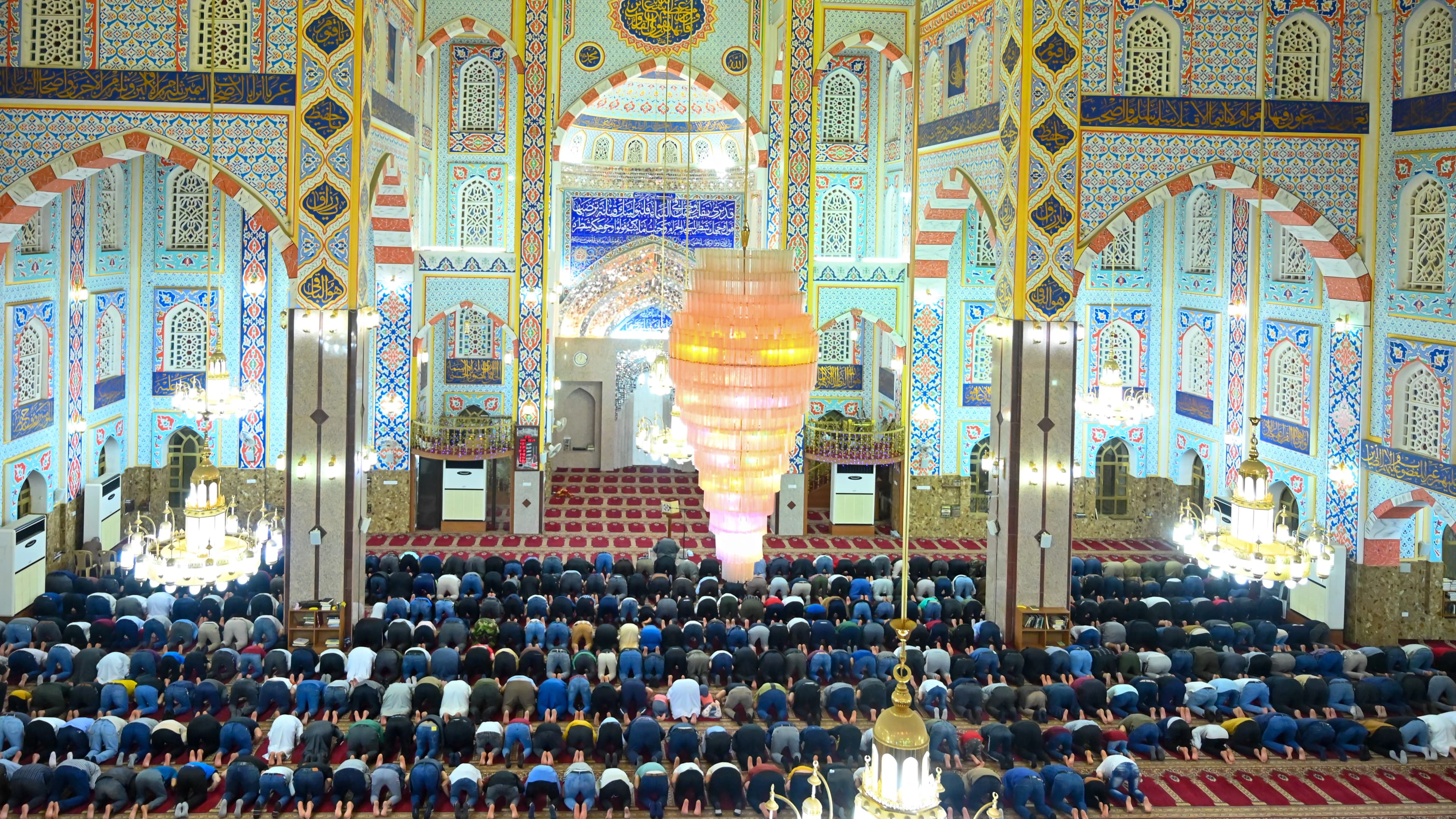 مزگەوتێکی هەولێر لەکاتی نوێژی بەکۆمەڵ. وێنە؛ بڵند تاهیر - رووداو