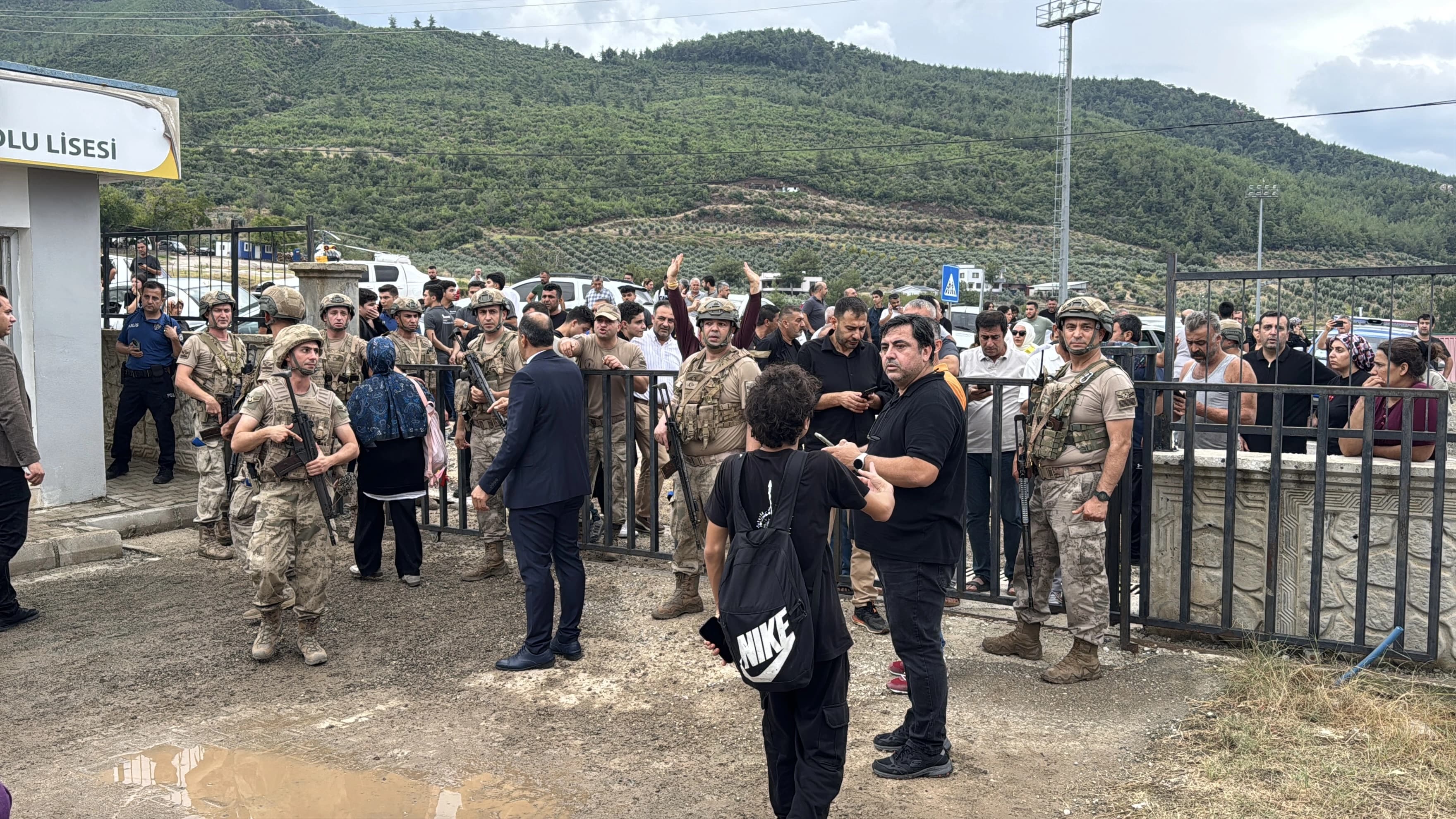 Li Osmaniyê mamosteyek li hewşa dibistanê hat kuştin