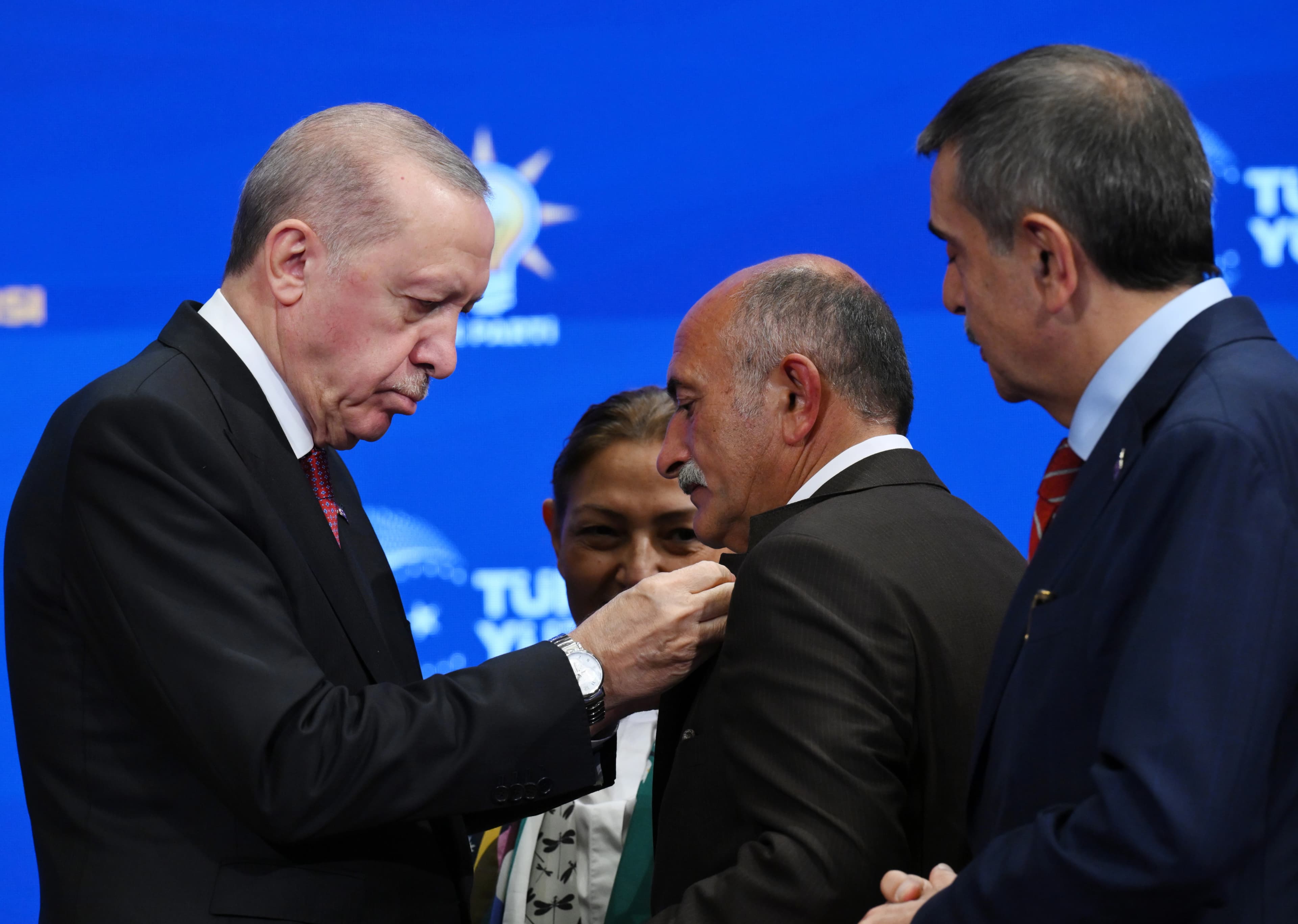 9 belediye başkanı AK Parti’ye katıldı, rozetlerini Erdoğan taktı