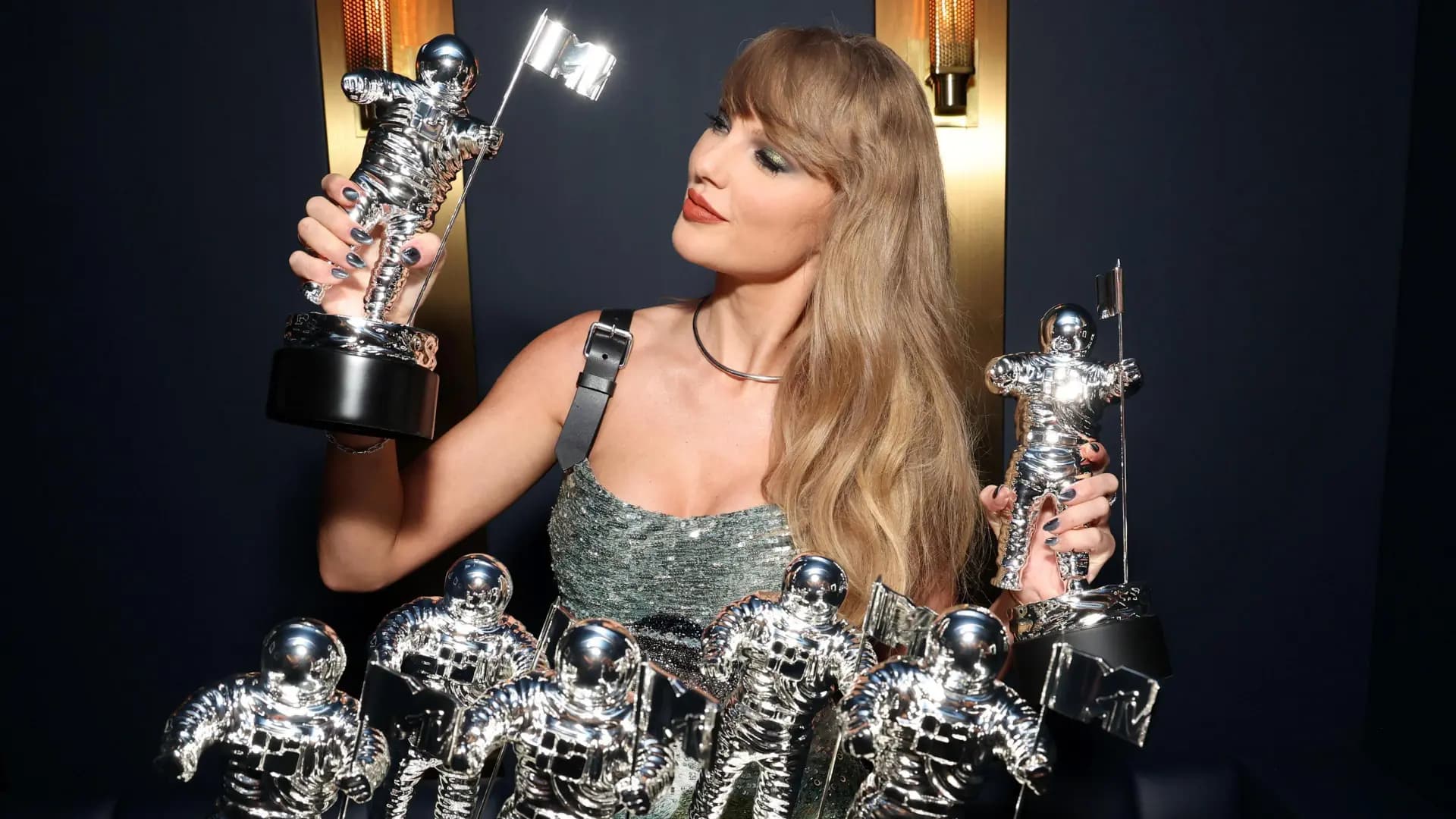 Taylor Swift, MTV VMA tarihine geçti