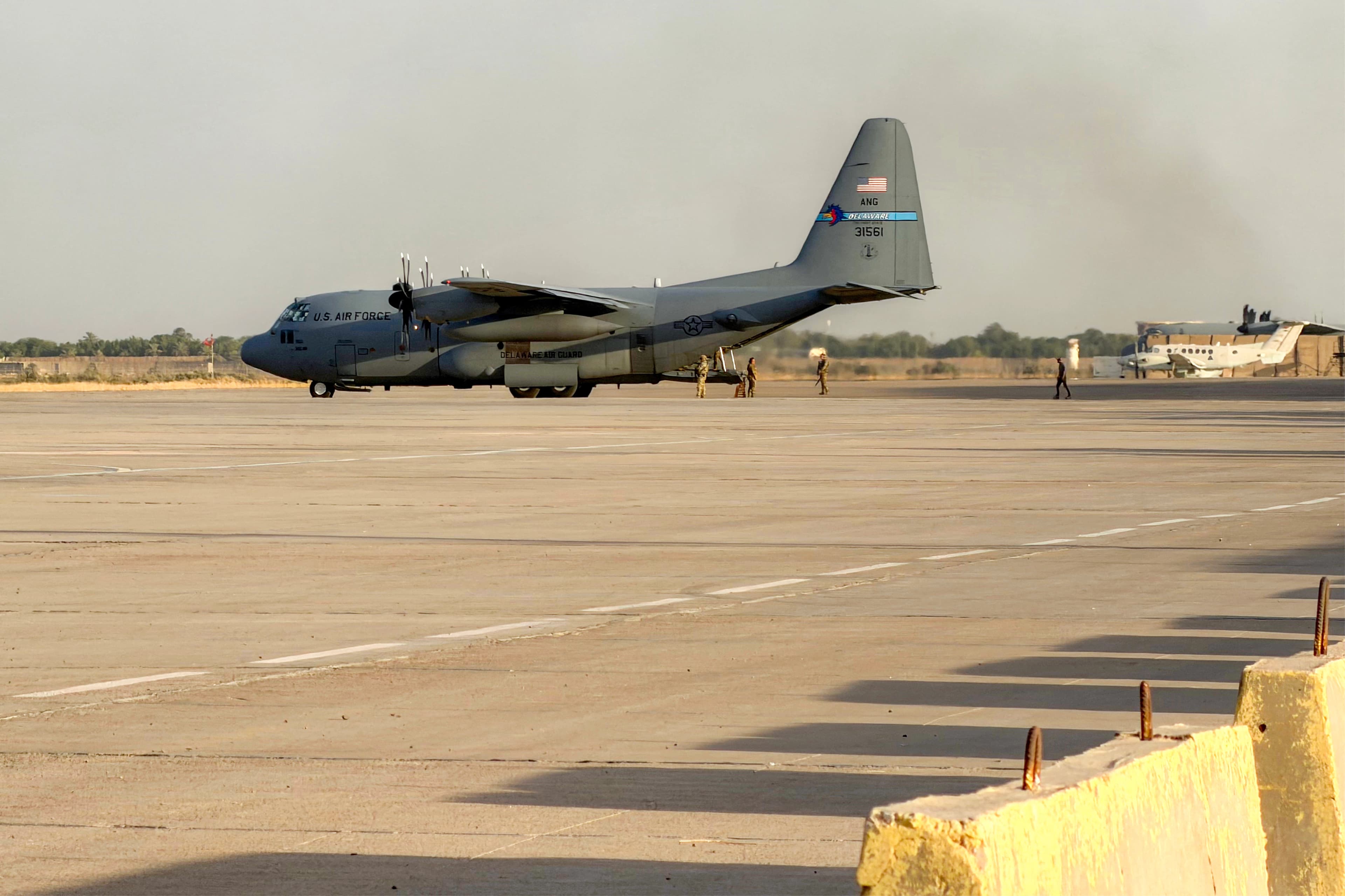 فڕۆکەیەکی بارهەڵگری سەربازیی هێزی ئاسمانیی ئەمریکا لە جۆری (C-130 Hercules)، لە کەمپی ڤیکتۆریا لە فڕۆکەخانەی نێودەوڵەتیی بەغدا خۆی بۆ فڕین ئامادە دەکات، لە 29ـی ئەیلوولی 2026.