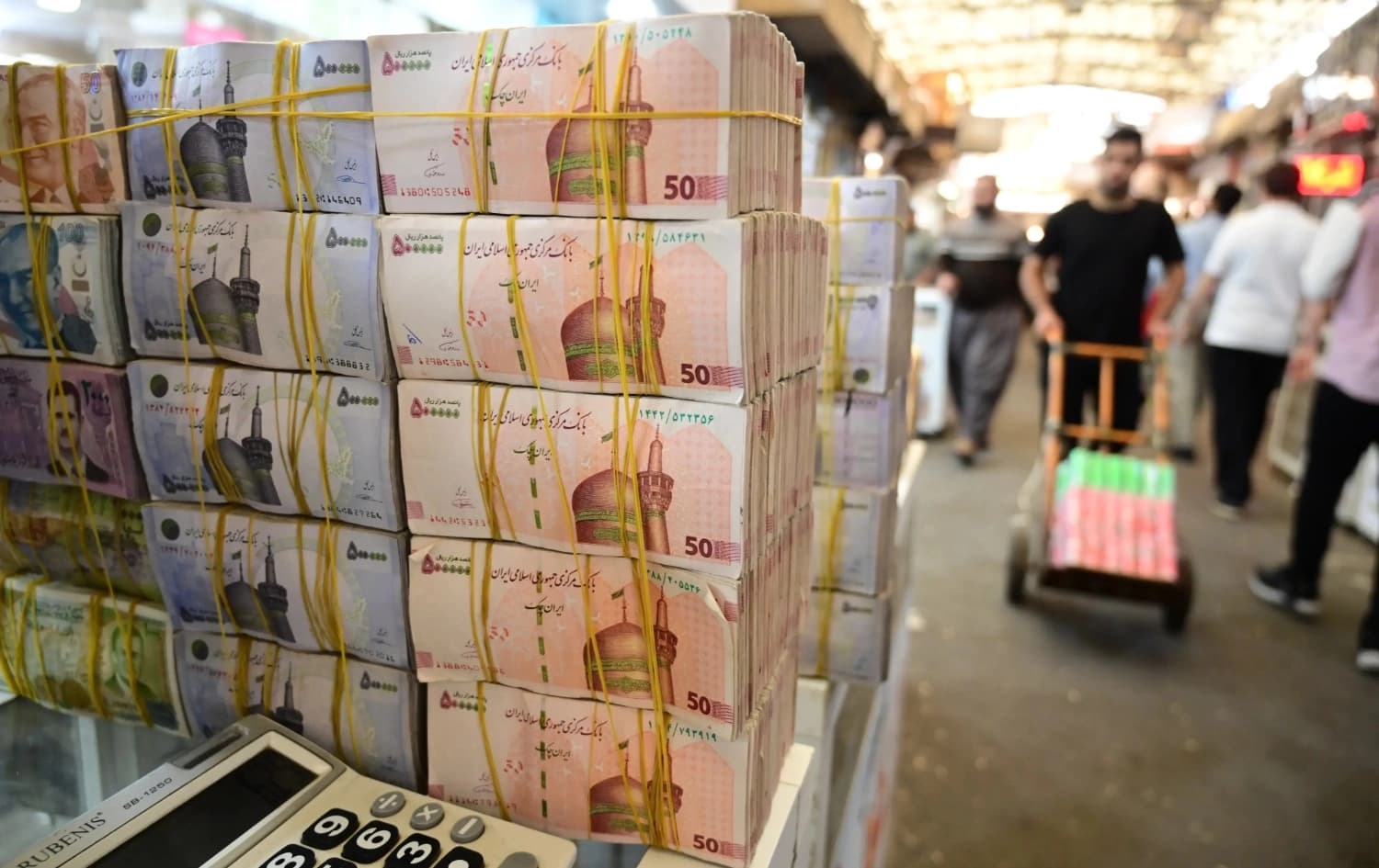 بانکی ناوەندیی ئێران دوو ملیار دۆلار دەخاتە بازاڕەوە