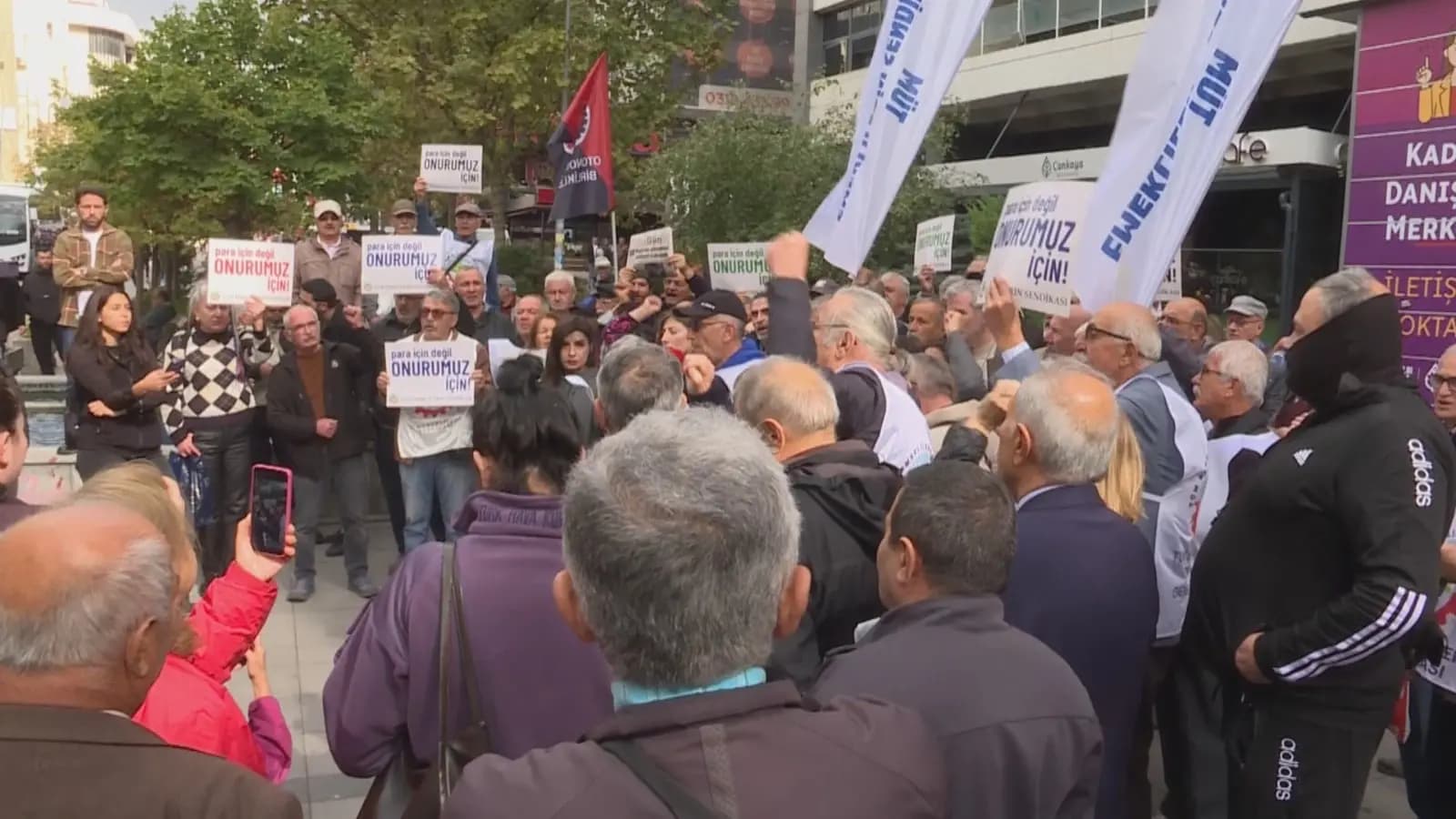 Ankara’da emekliler sokakta: ‘Açlık sınırının altında yaşamaya zorlanıyoruz’