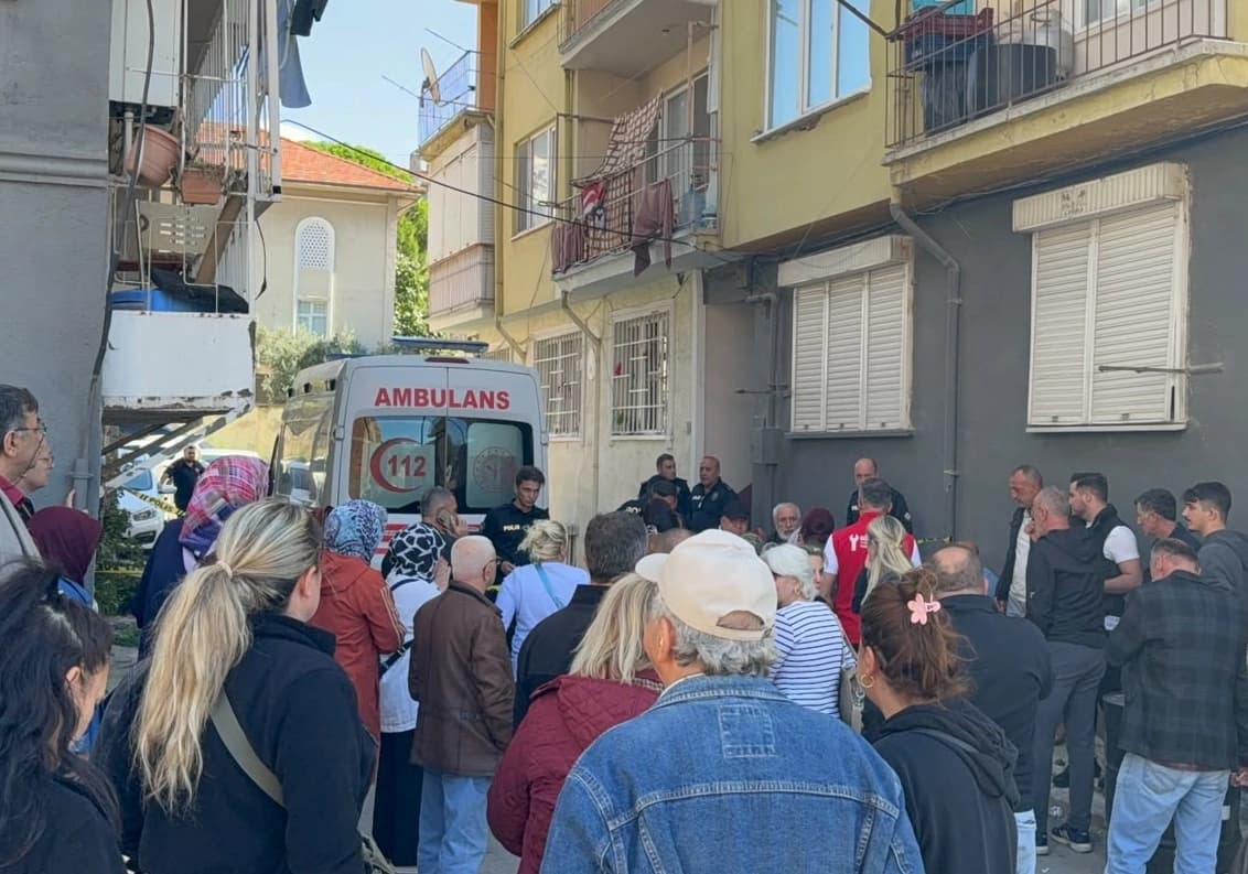 Bursa'nın Gemlik ilçesinde karı koca evlerinde ölü bulundu. Olay yerine polis ve sağlık ekipleri sevk edildi. / AA