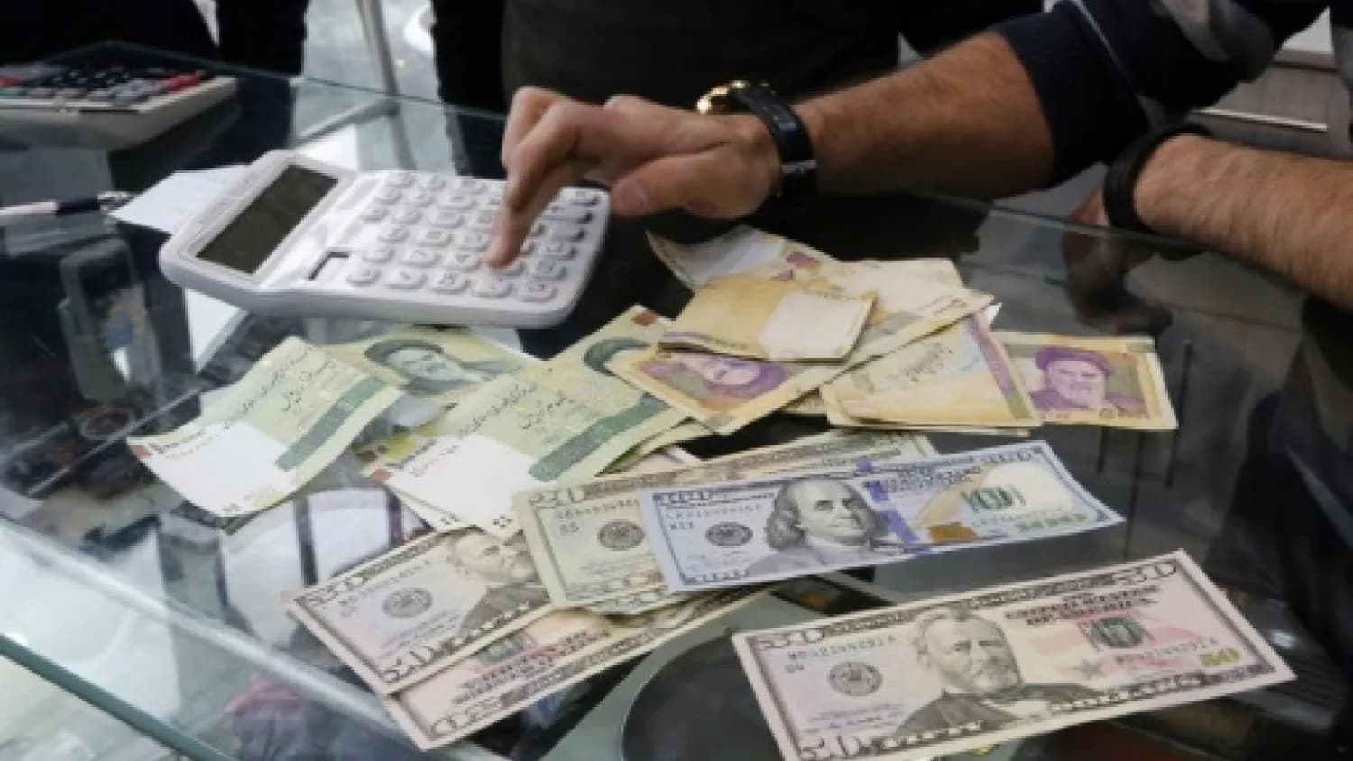 US warns foreign banks of immediate sanctions over dealings with Iran