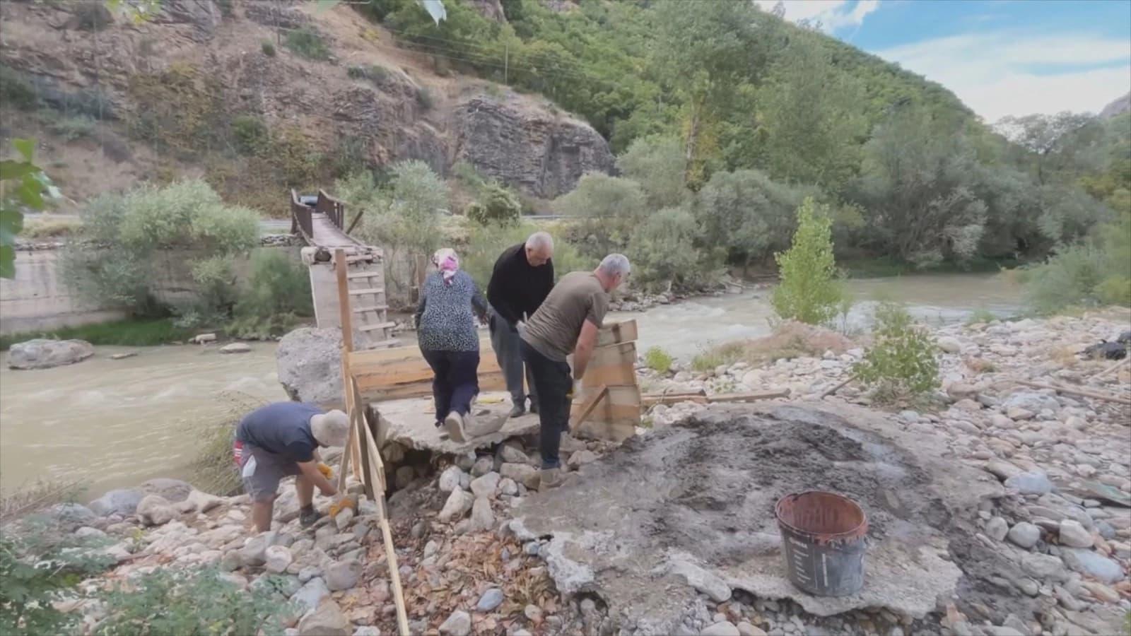 Li Dêrsimê lehiyê pira gundiyan hilweşand: Nikarin herin ser gorên miriyên xwe