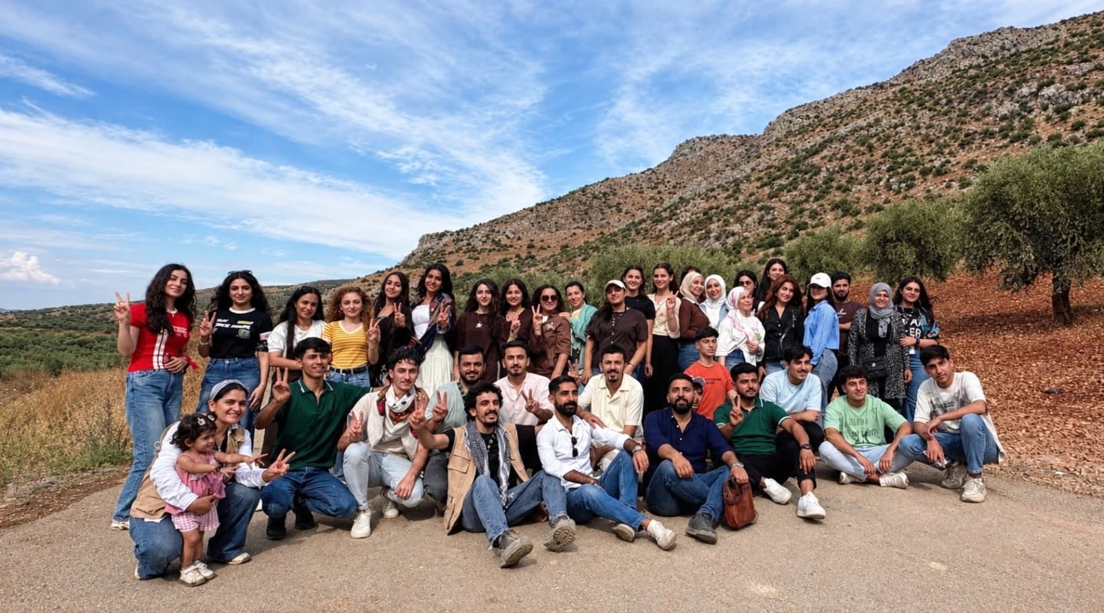Tîma Çiya Dost Efrînê bi xelkê didin nasîn