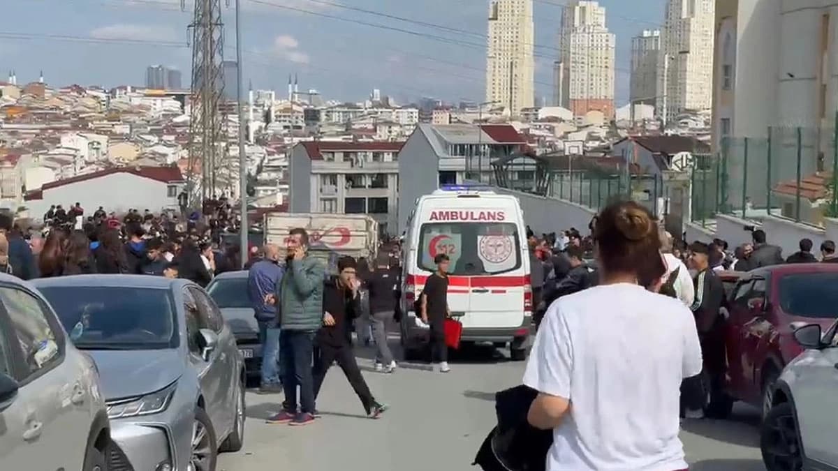 Esenyurt’ta lisede bıçaklı kavga: 2 öğrenci yaralandı