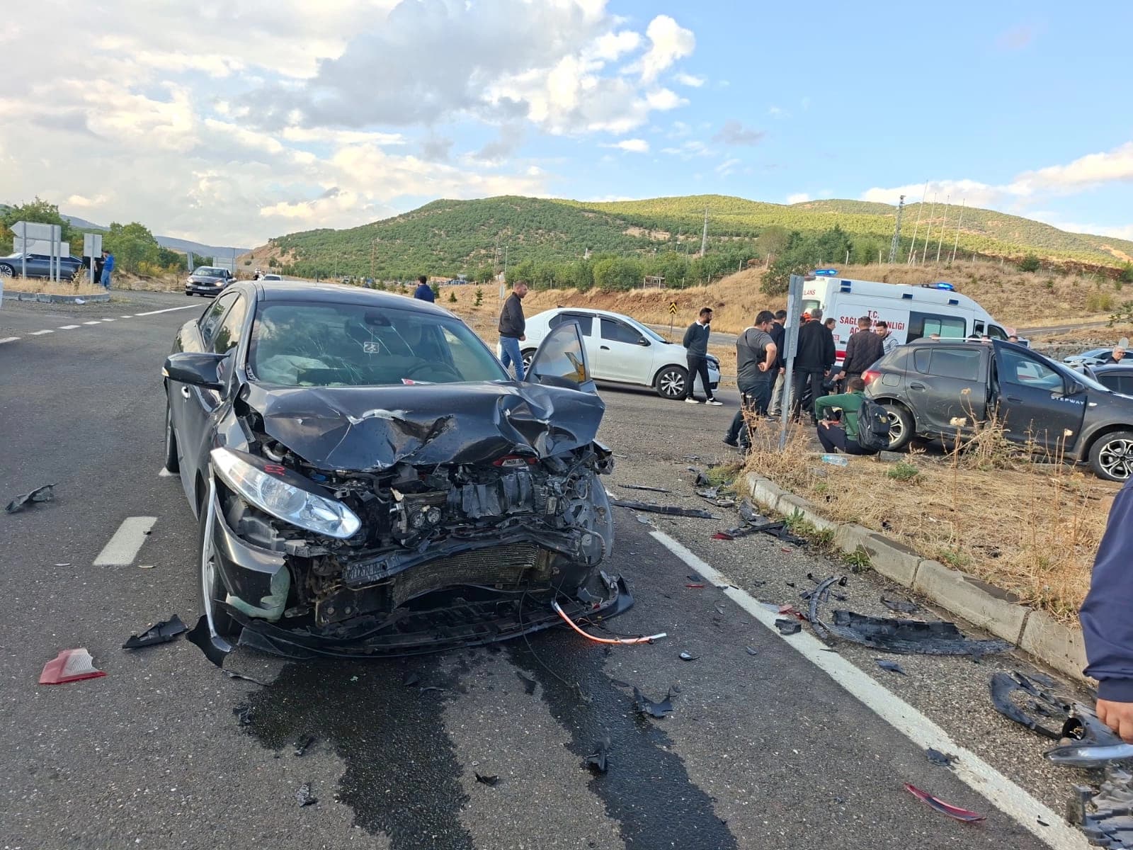 Li Çewlîgê du otomobîlan li bin guhê hev xist, 3 kes birîndar bûn