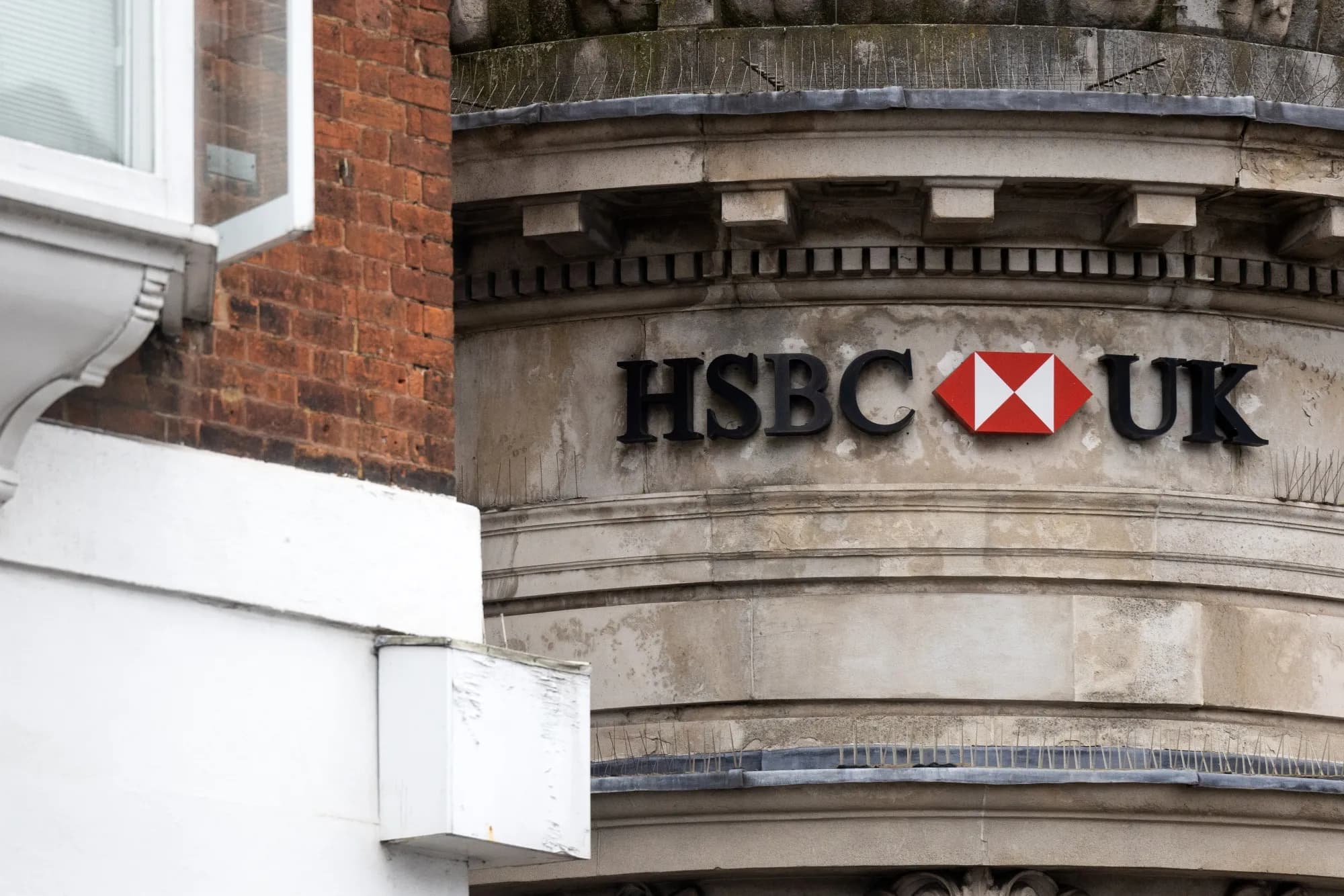 بانکی HSBC بە نیازە شوێنی کارمەندەکانی بە ژیریی دەستکرد پڕ بکاتەوە