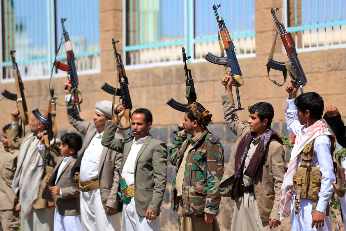 حووسییەکان: بە مووشەکی بالیستی فڕۆکەخانەی سەرەکیی ریازمان کردە ئامانج