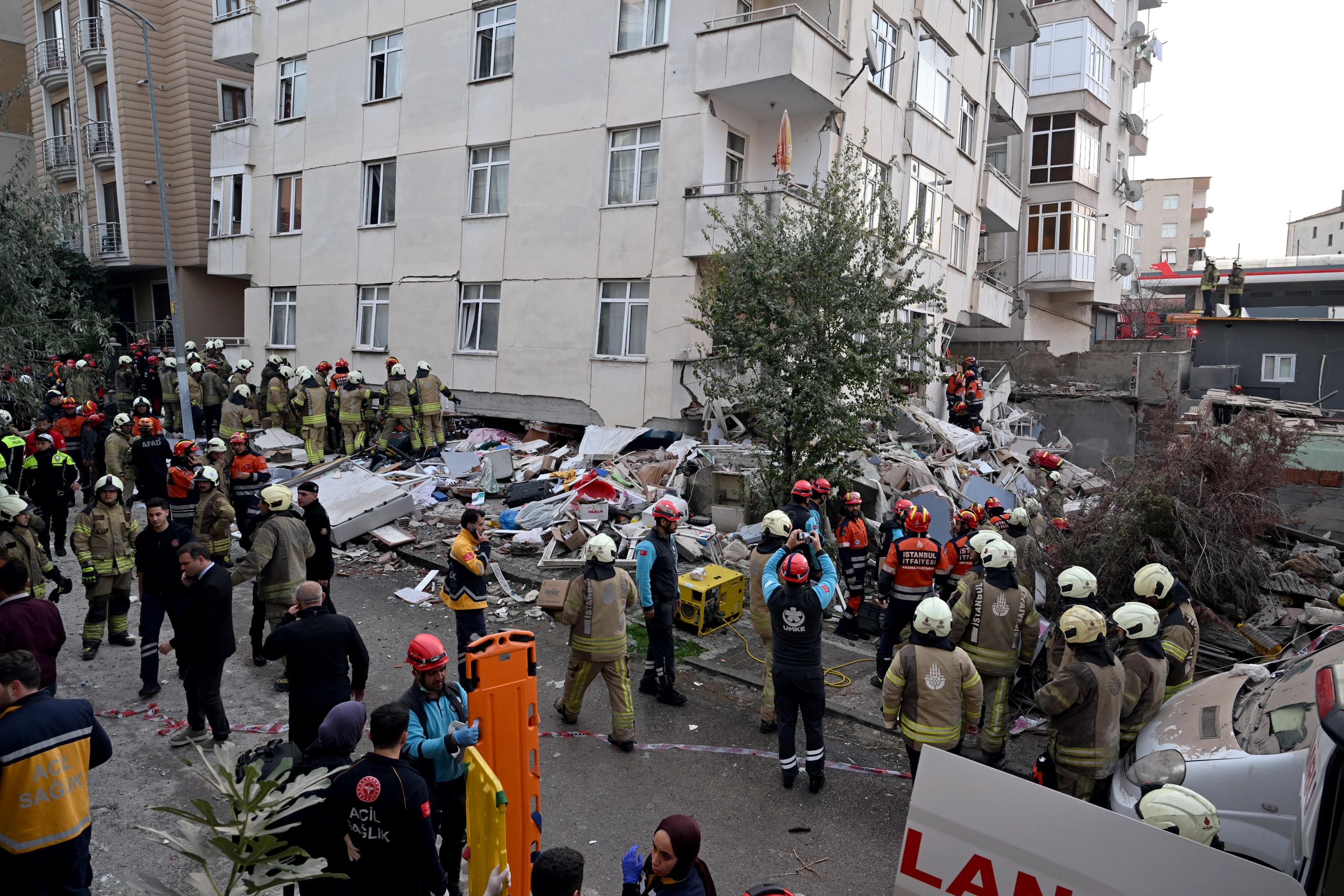 Maltepe’de çöken binanın üst iki katı kaçak yapılmış
