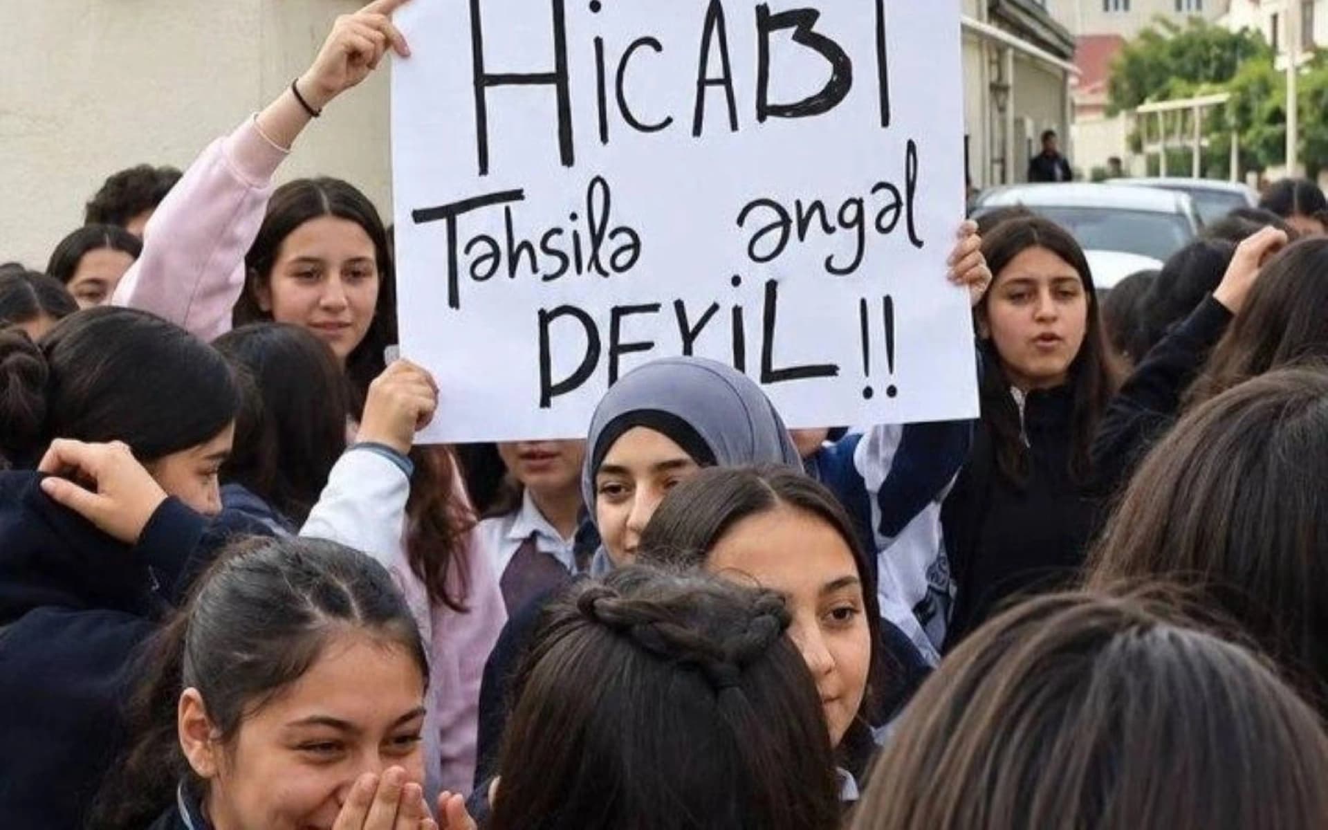 قەدەخەکردنی لەچک لە قوتابخانەکانی ئازەربایجان ناڕەزایەتی گەورەی لێدەکەوێتەوە