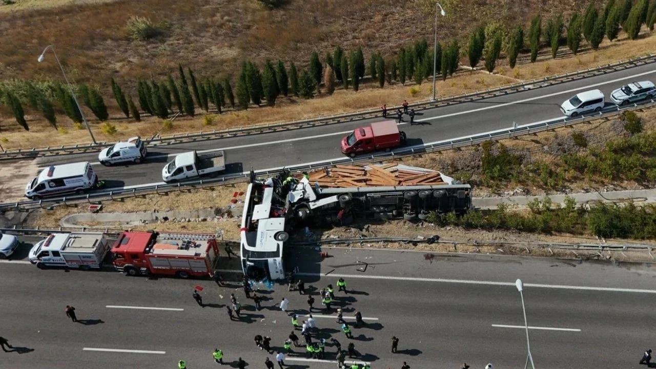 11 kişinin öldüğü kazada otobüs ve tır şoförleri tutuklandı
