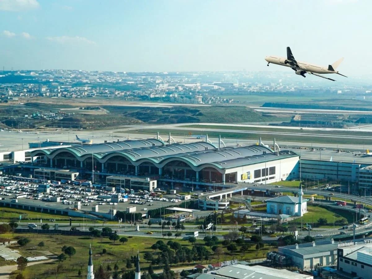İstanbul’u sel ve fırtına vurdu, 46 uçak inemedi