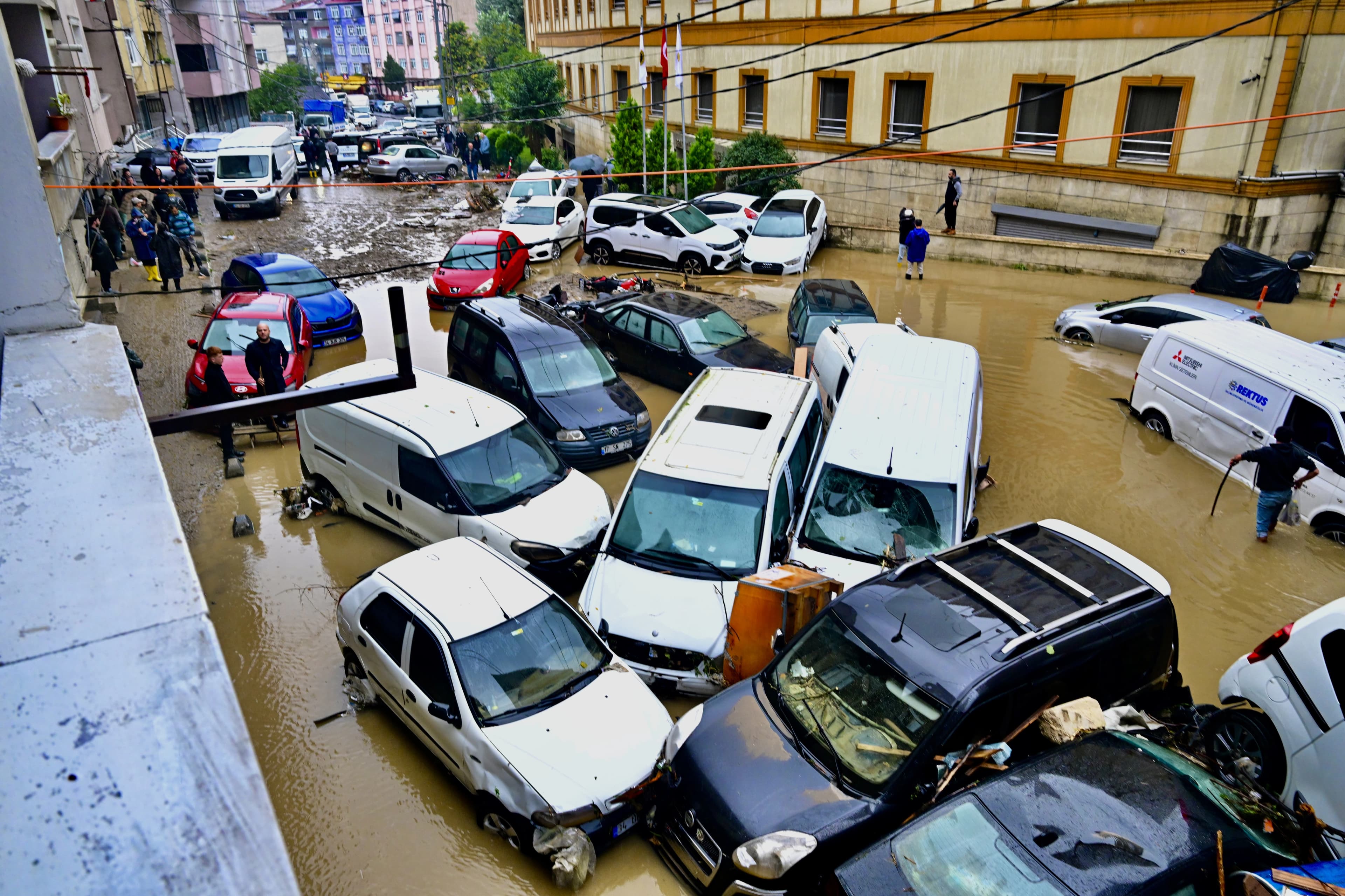 İstanbul Valisi Gül: 2 bin 722 kişi kurtarıldı, 16 yol ulaşıma kapalı, okular yarın da tatil