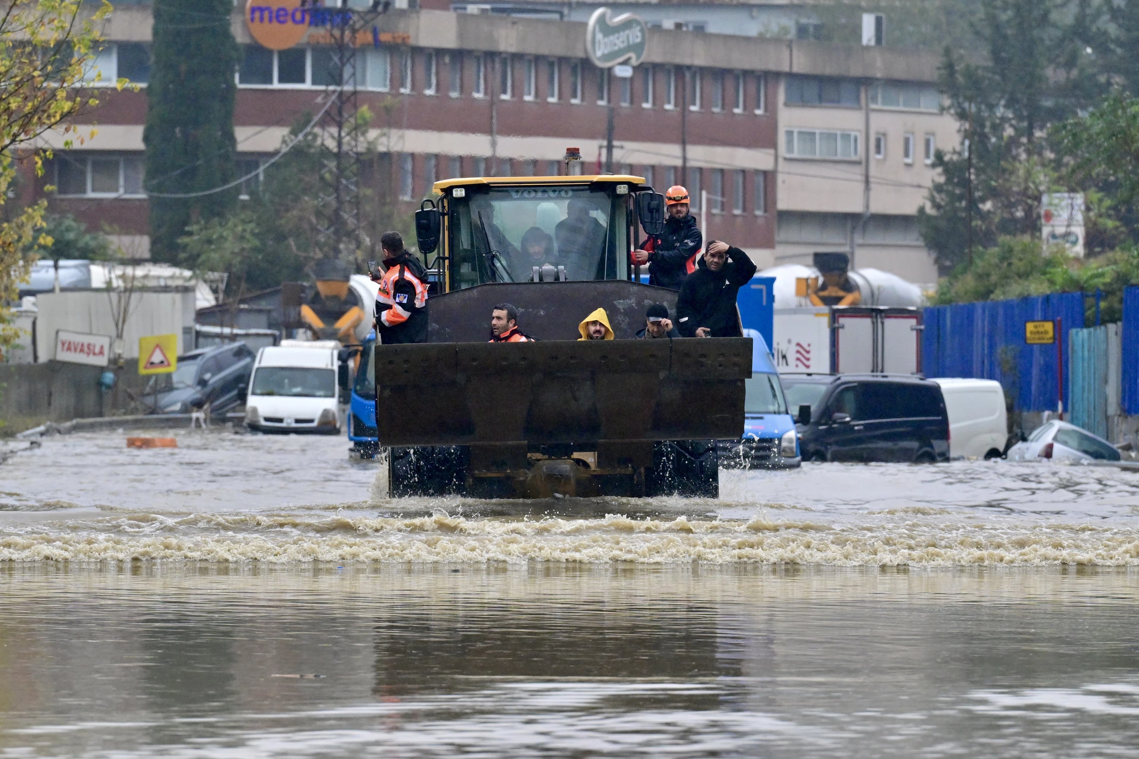 İstanbul’da sel felaketinde can kaybı 3’e yükseldi, 4 kişi kayıp