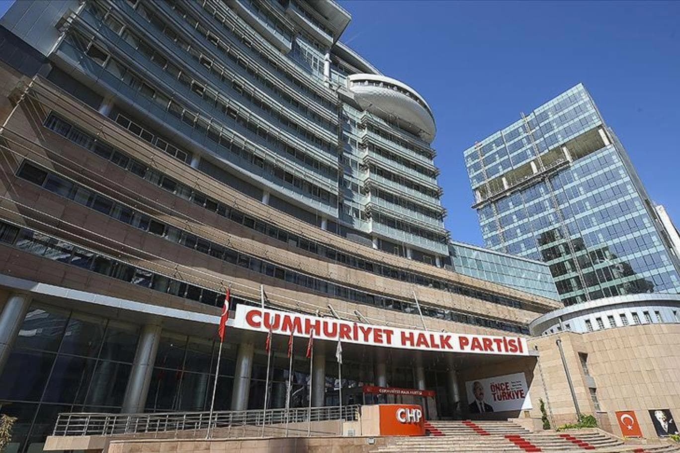 CHP'de 48 isim ihraç edildi