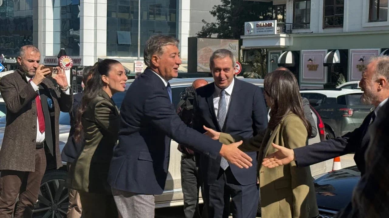 Hevserokên Giştî yên DEM Partiyê çûn navenda Partiya Nû