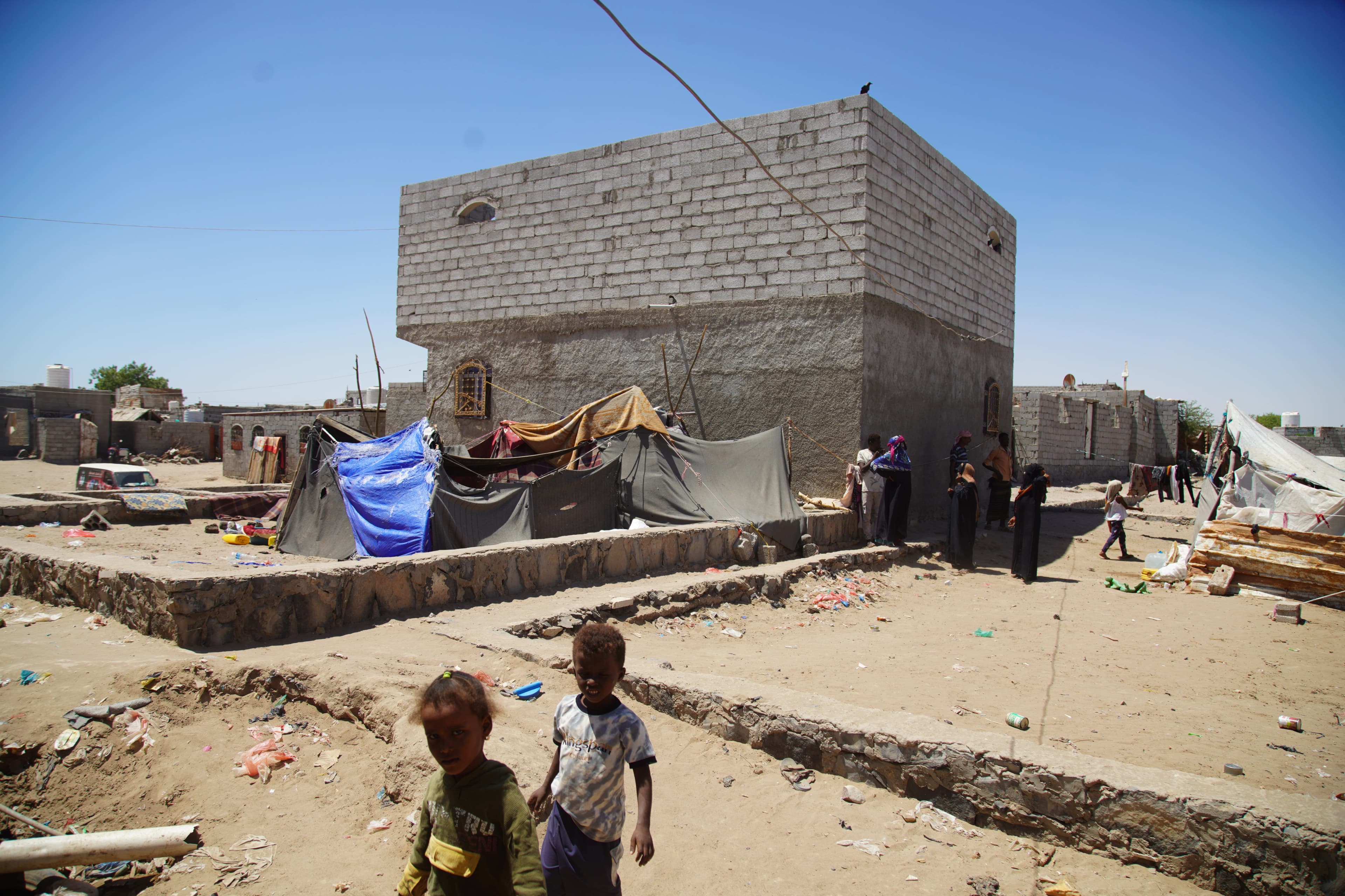 Yemen'de Husilerin köylerine düzenlediği saldırılardan kaçarak geçici başkent Aden'e sığınan siviller, Şeyh Osman ilçesine bağlı El-Kod el-Osmani bölgesinde kurdukları çadırlarda hayatta kalma mücadelesi veriyor. / AA