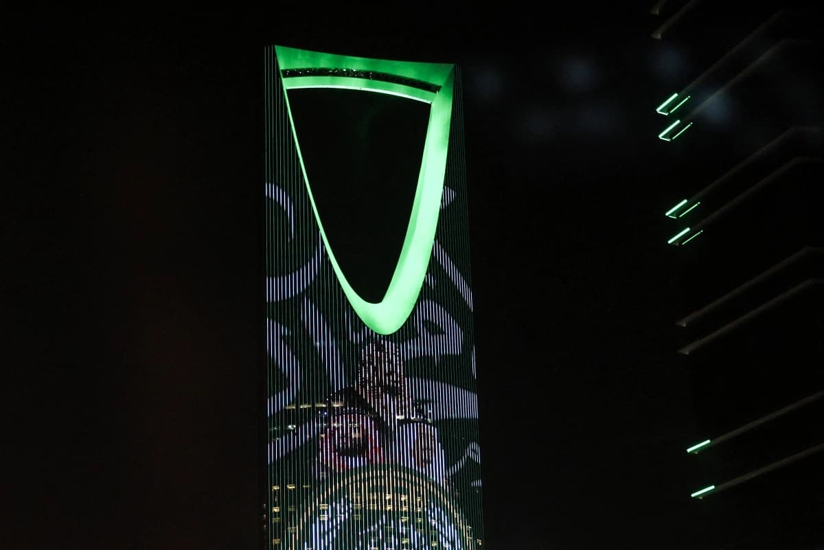 باڵەخانەی گەورەی بورجی سەنتەری شانشنین (Kingdom Centre)بە رەنگەکانی ئاڵای سعودیە لە کاتی ئاهەنگگێڕانی 96ـەمین رۆژی نیشتمانیی سعودیە لە ریاز رۆشن کراوەتەوە، 23ـی ئەیلوولی 2026. (وێنە: فایز نوورەدین/ فرانس پرێس)