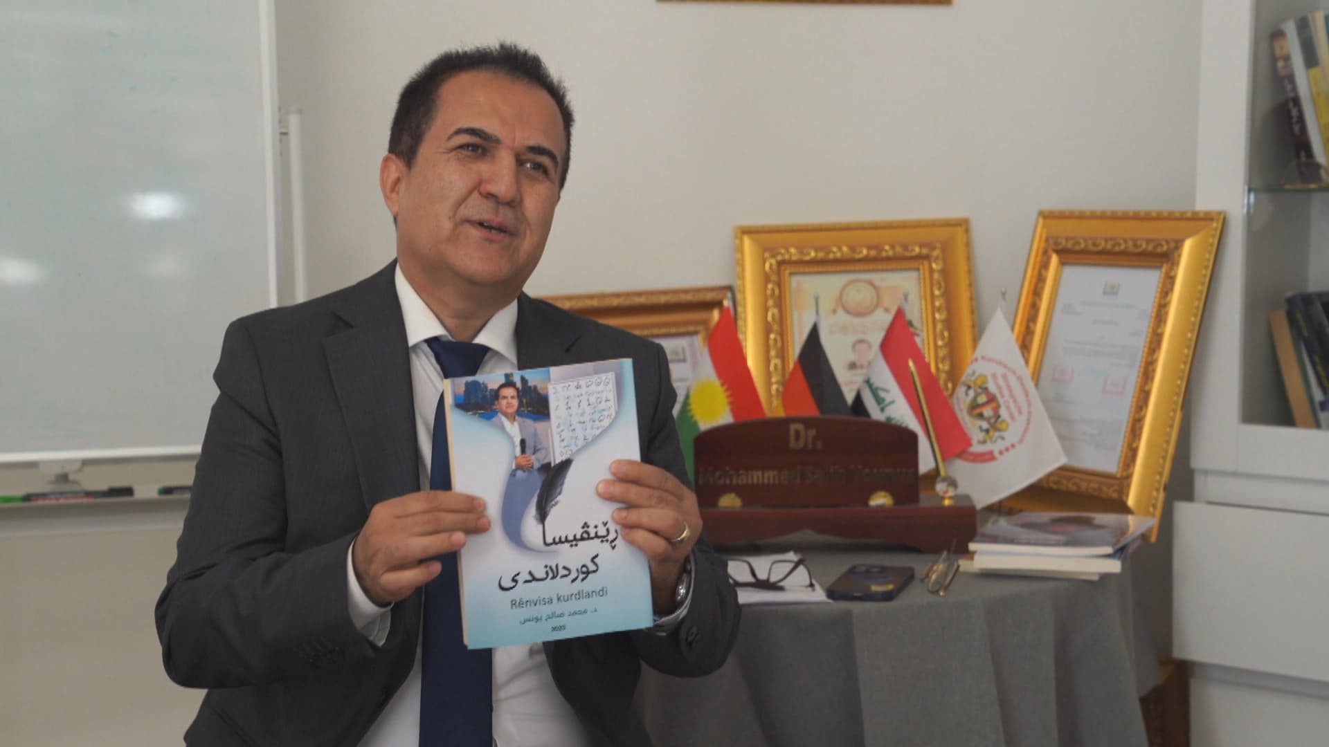 Akademîsyenekî Kurd li Almanyayê ji bo Kurdî alfabeyeke nû çêkir