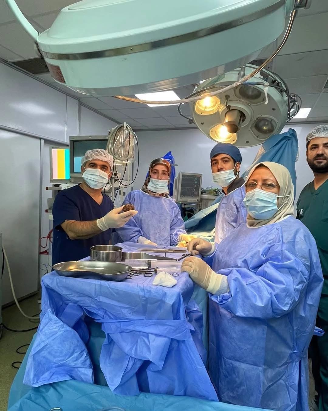 تیمێکی پزیشکی لە هەولێر بە سەرکەوتوویی بەردێکی زۆر گەورەیان لە میزڵدانی نەخۆشێک دەرهێنا
