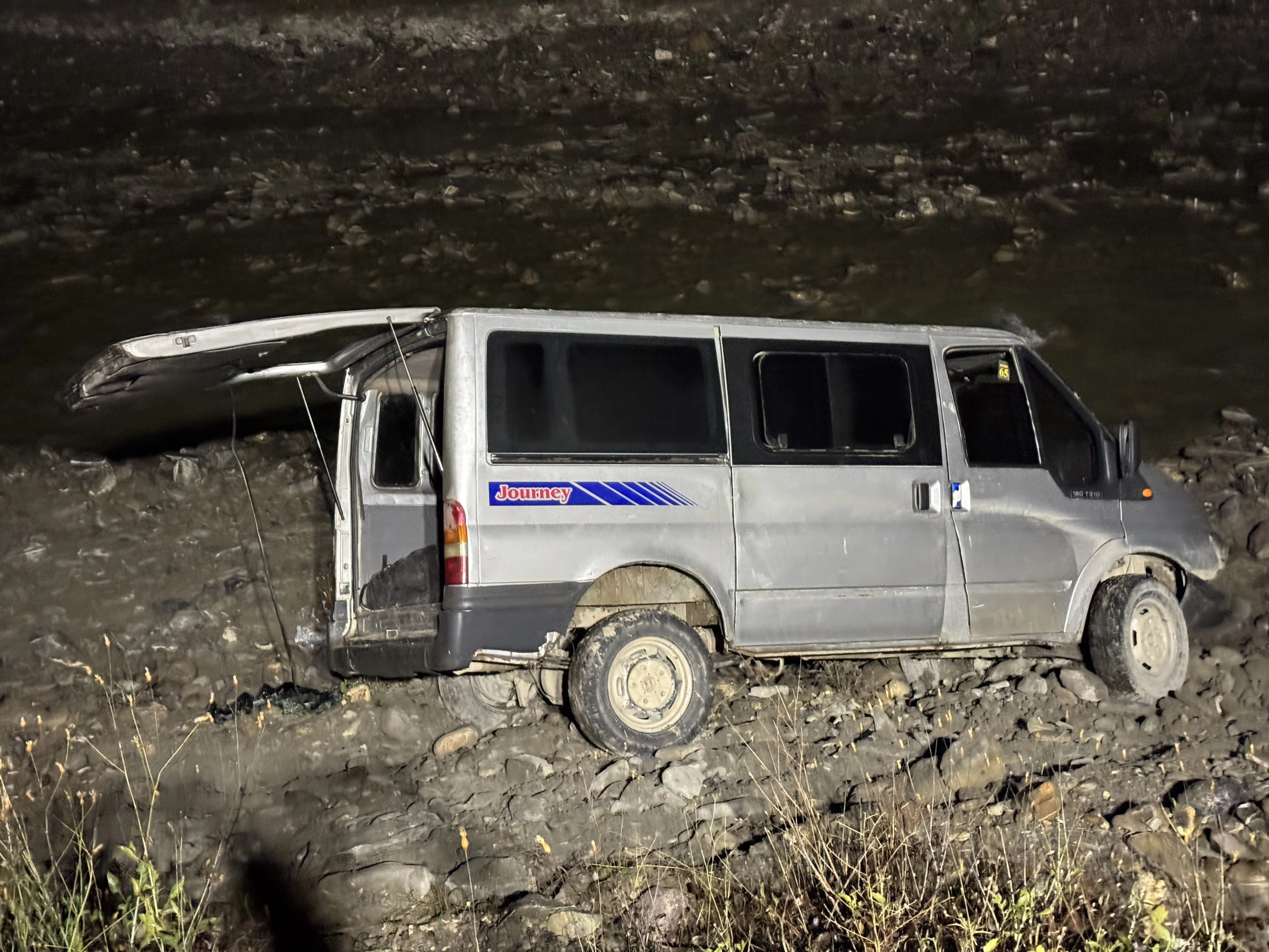 Hakkari’de düzensiz göçmenleri taşıyan minibüs devrildi: 24 yaralı