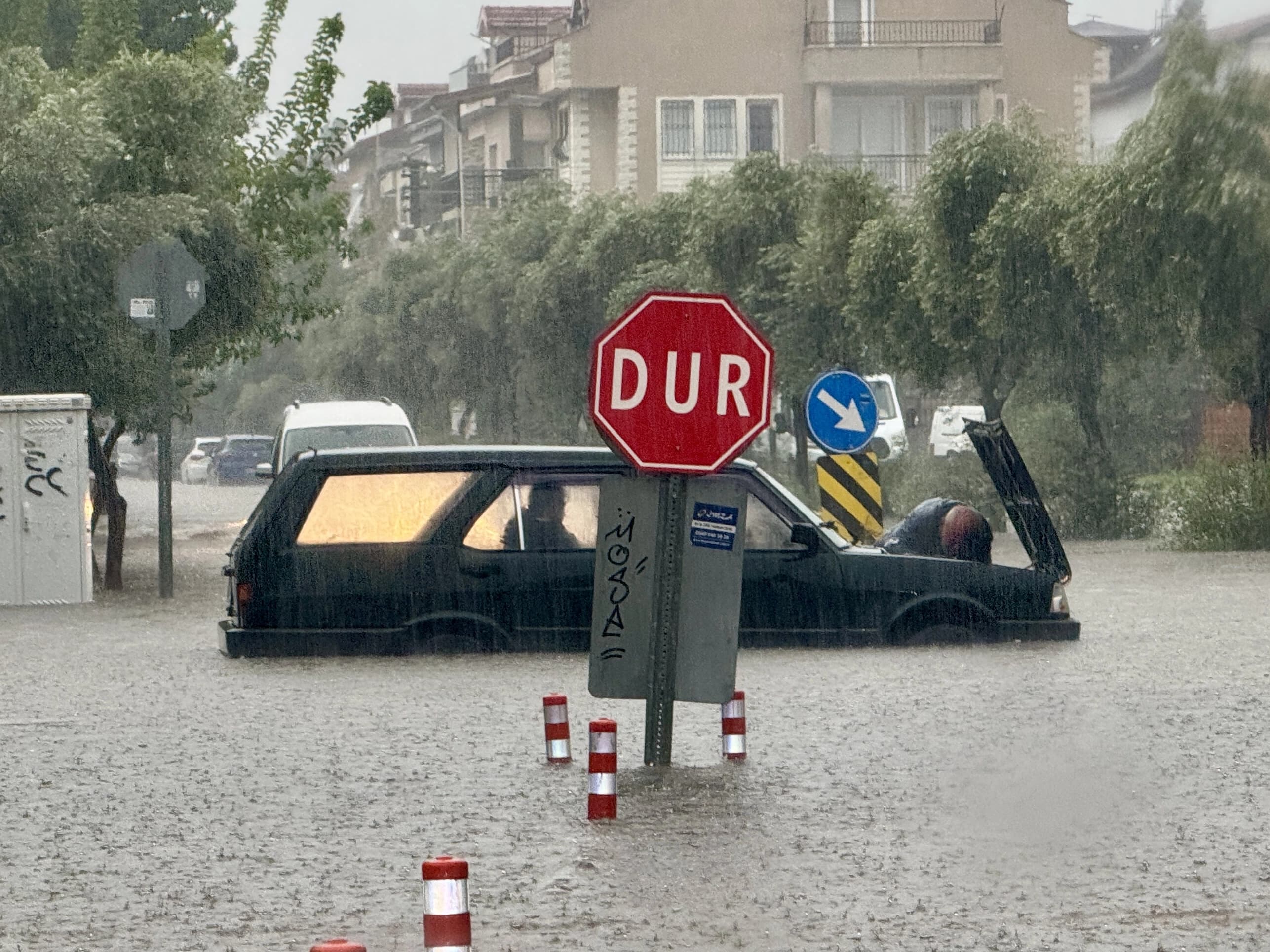 Sağanak Türkiye'yi vurdu: Dereler taştı, evleri su bastı