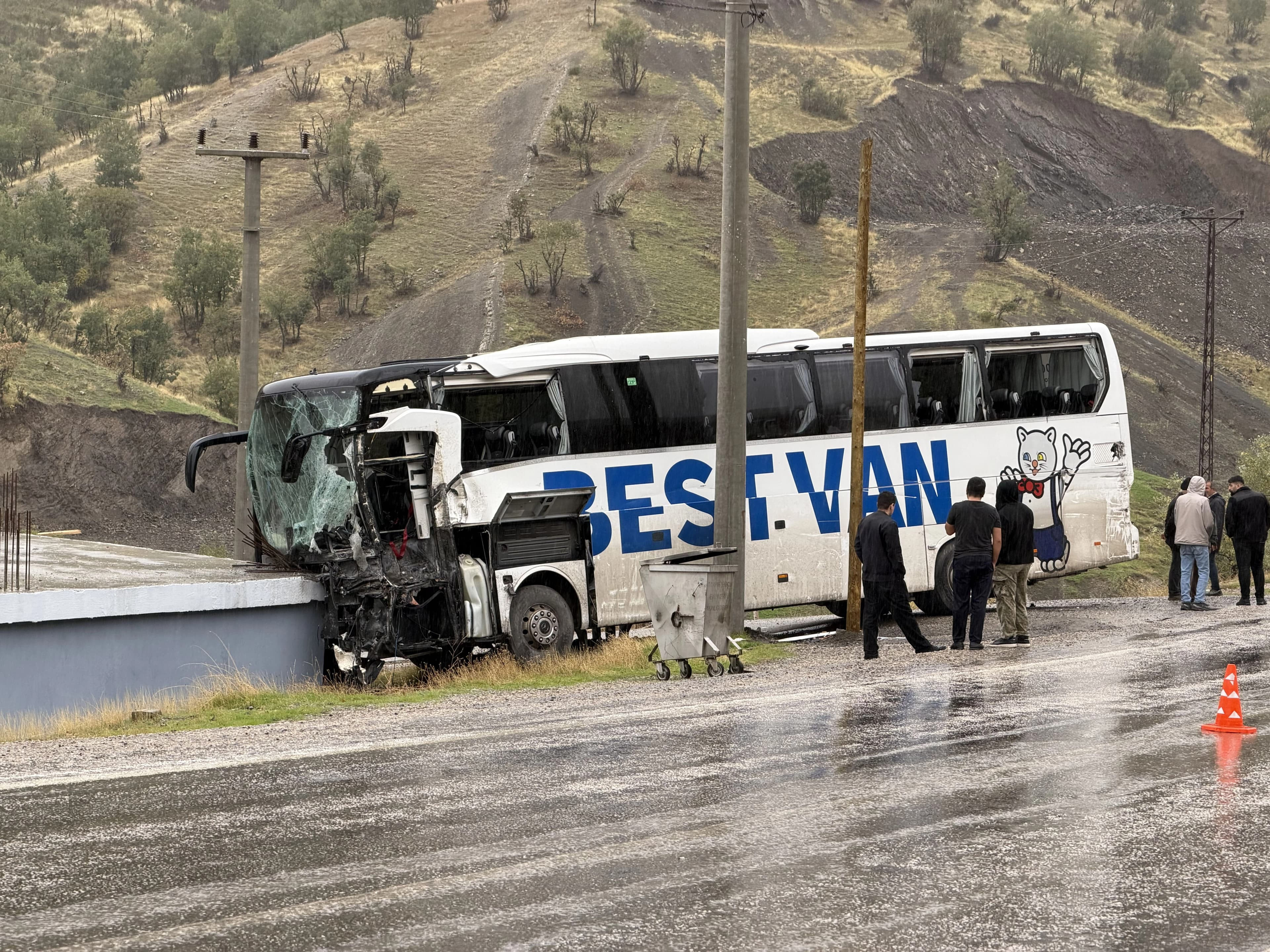 Li Şirnexê otobusa rêwiyan û tir li hev qelibîn, kesek mir û 14 kes birîndar bûn