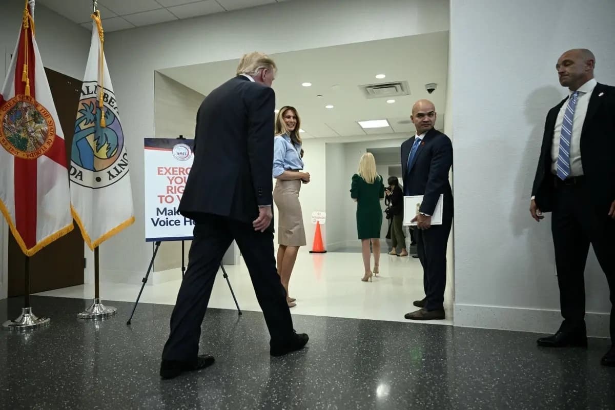 Başkan Donald Trump ve First Lady Melania Trump, 24 Ekim 2026'da, ara seçimlerde oy kullandıktan sonra Florida, West Palm Beach'teki Palm Beach İlçe Seçim Kurulu Başkanlığı ofisinden ayrılırken, Beyaz Saray Oval Ofisi operasyon direktörü Walt Nauta (ortada, sağda) onları izliyor. Fotoğraf: Brendan SMIALOWSKI / AFP (Brendan SMIALOWSKI / AFP)