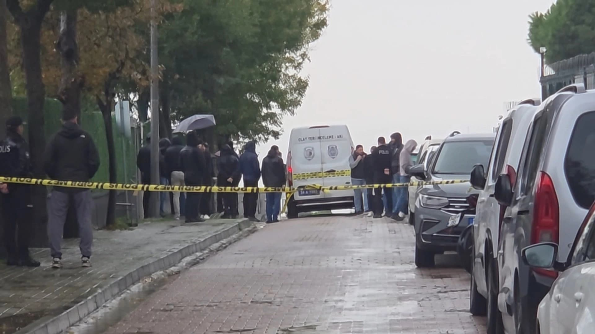 Avcılar'da okul önünde trafik kavgası: Bekçi bir veliyi ayağından vurdu