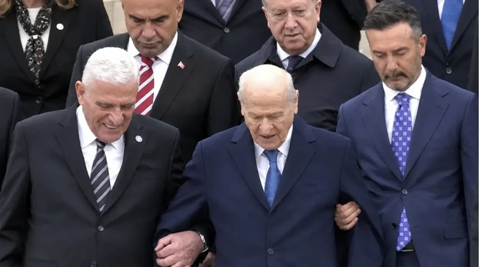 Dervişoğlu: Koluna girdiğim kişi Bahçeli olduğu için tartışılıyor