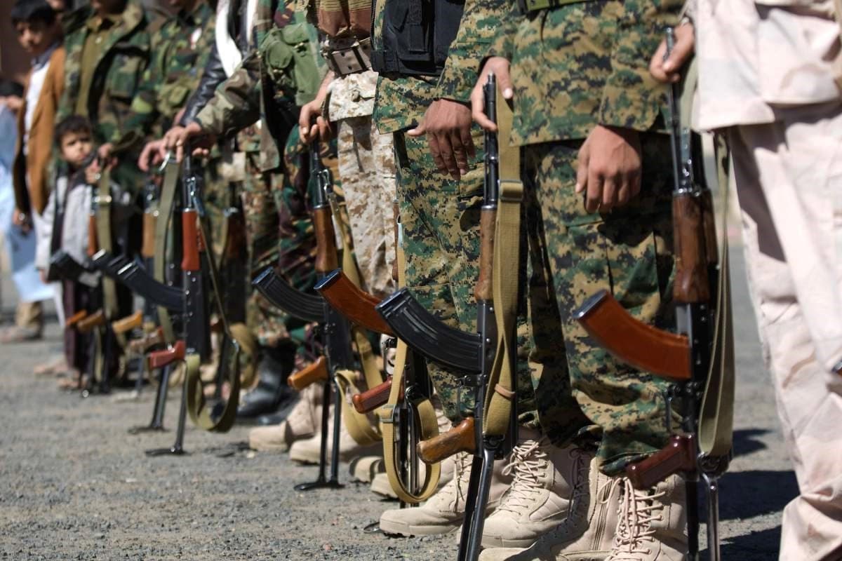 Houthi Shiite Yemenis hold their weapons during a rally to show support for their comrades in Sanaa, Yemen, Feb. 4, 2015. AP file photo.