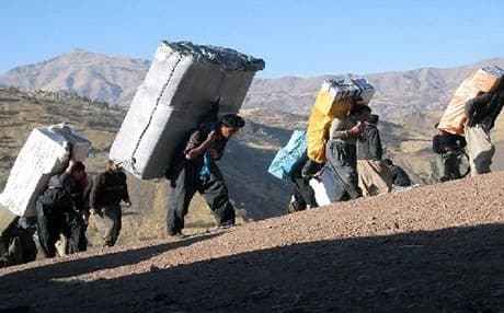 Welatiyên Kurd ên Rojhilatê Kurdistanê ji ber rewşa xirab a aboriyê bi neçarî karê kolberiyê dikin.