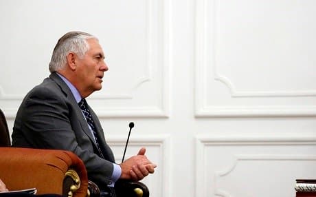 US Secretary of State Rex Tillerson meets with Iraq's Prime Minister in Baghdad on October 23, 2017. US Secretary of State Rex Tillerson flew in to the Iraqi capital on a surprise visit for talks with Iraq's Prime Minister and President Fuad Massum. / AFP / POOL / Alex Brandon
