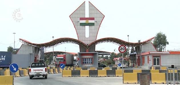 A Rudaw reporter at the Ibrahim Khalil reported that the trade traffic was normal on October 31, 2017. Photo: Rudaw TV