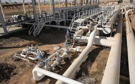 The image shows employees working at the Bai Hassan oil field after it fell to the Iraqi government during the Iran-backed Hashd al-Shaabi and Iraqi army's incursion into the city of Kirkuk on October 16. Photo: AFP/Ahmad al-Raye